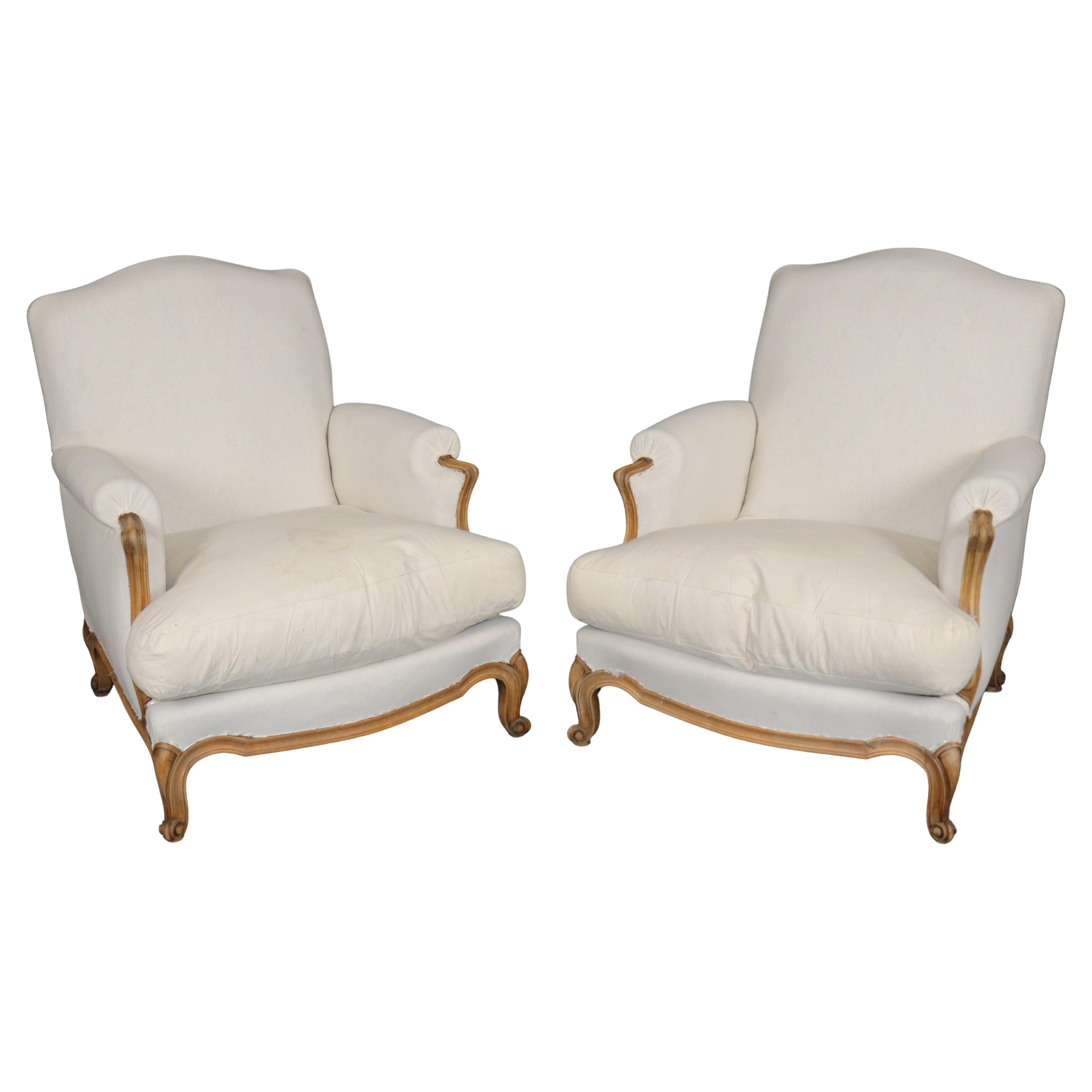 Coppia di sedie bergere imbottite oversize francesi in stile Luigi XV C.C. 1920