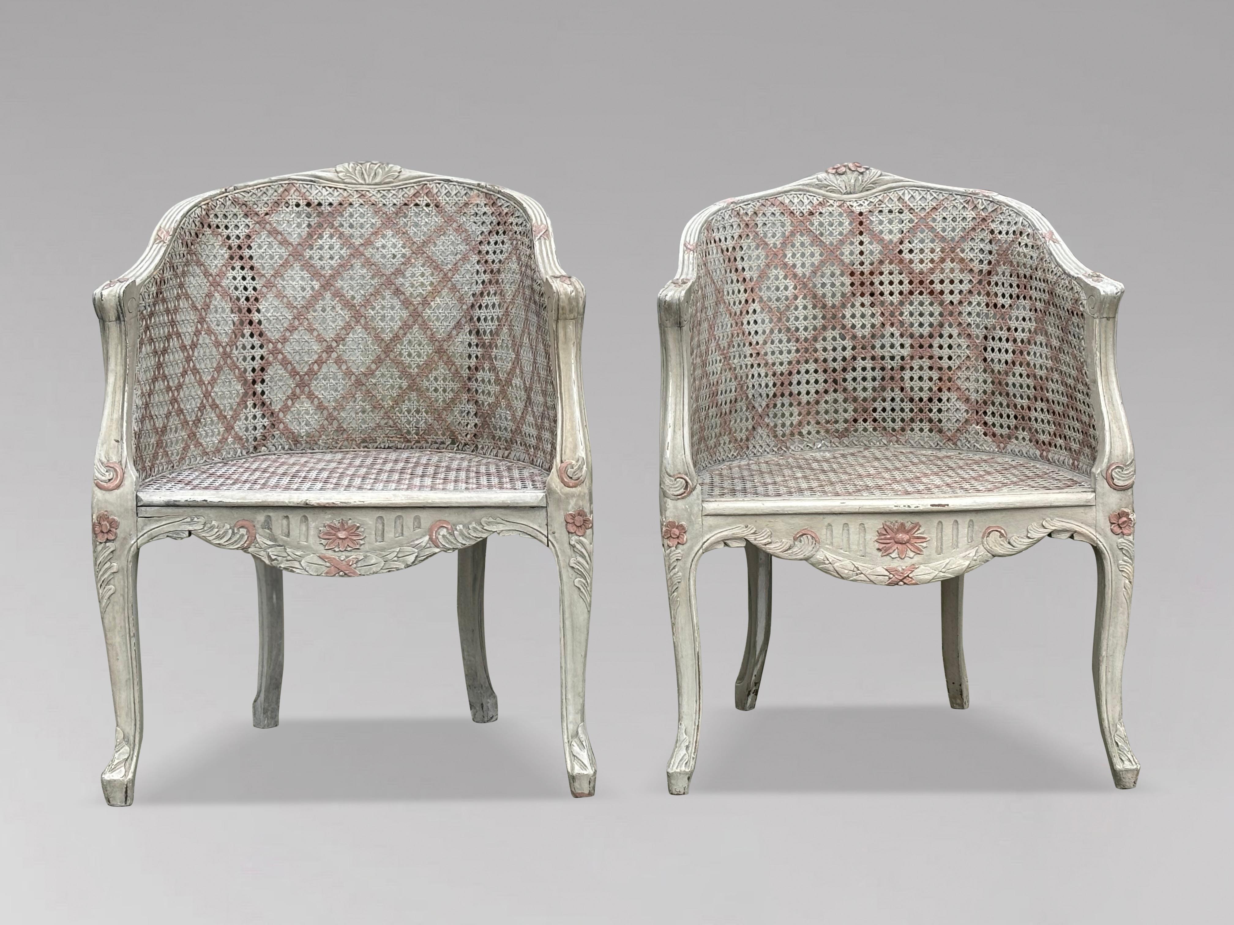 Une paire de fauteuils bergère français de style Louis XV du début du XXe siècle, datant de 1910, témoigne de la finesse artistique et de l'élégance du design du début du XXe siècle. Les fauteuils présentent un dossier et une assise en cannage