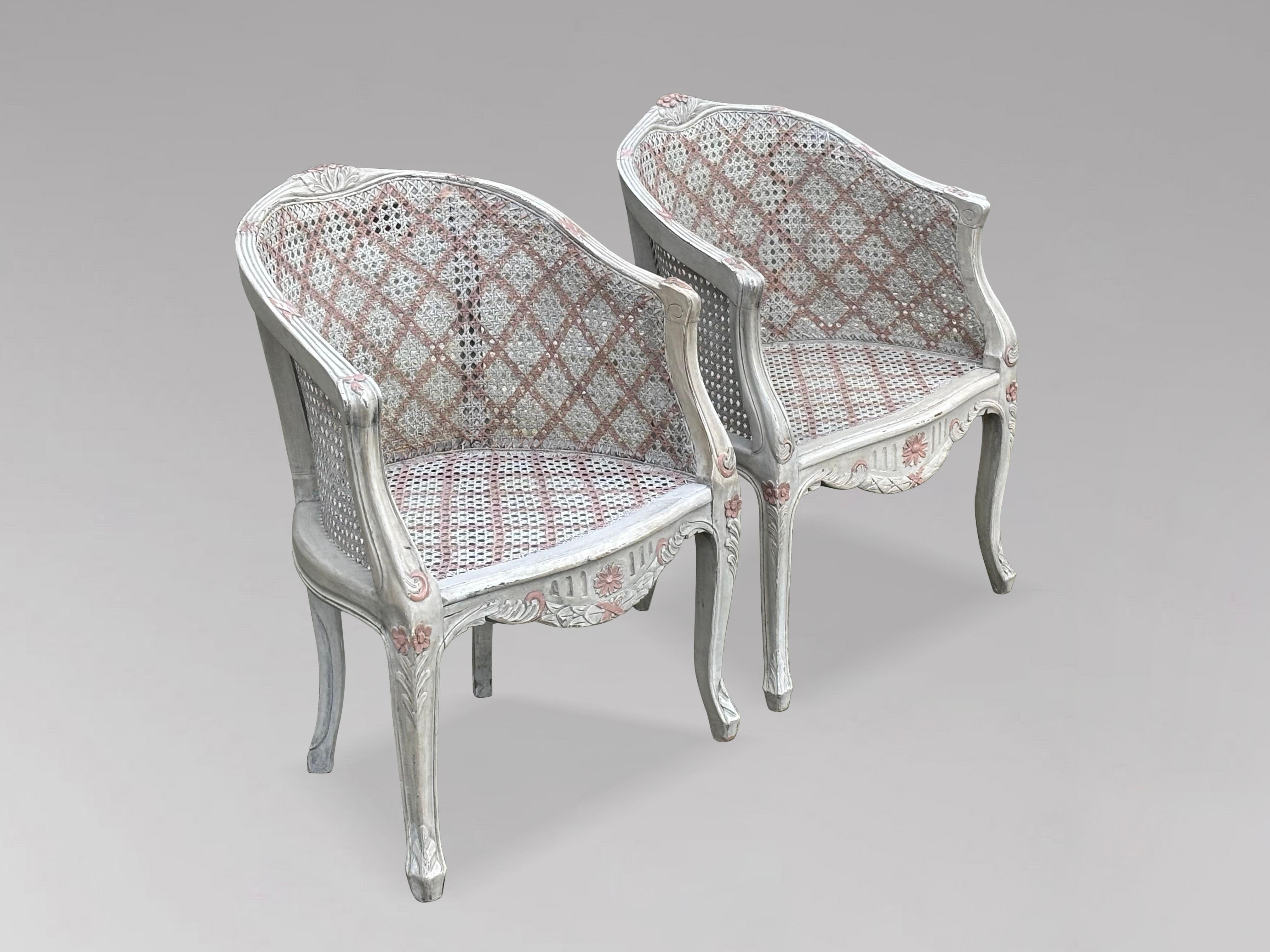 Français Paire de fauteuils en canne bergère peints de style Louis XV en vente