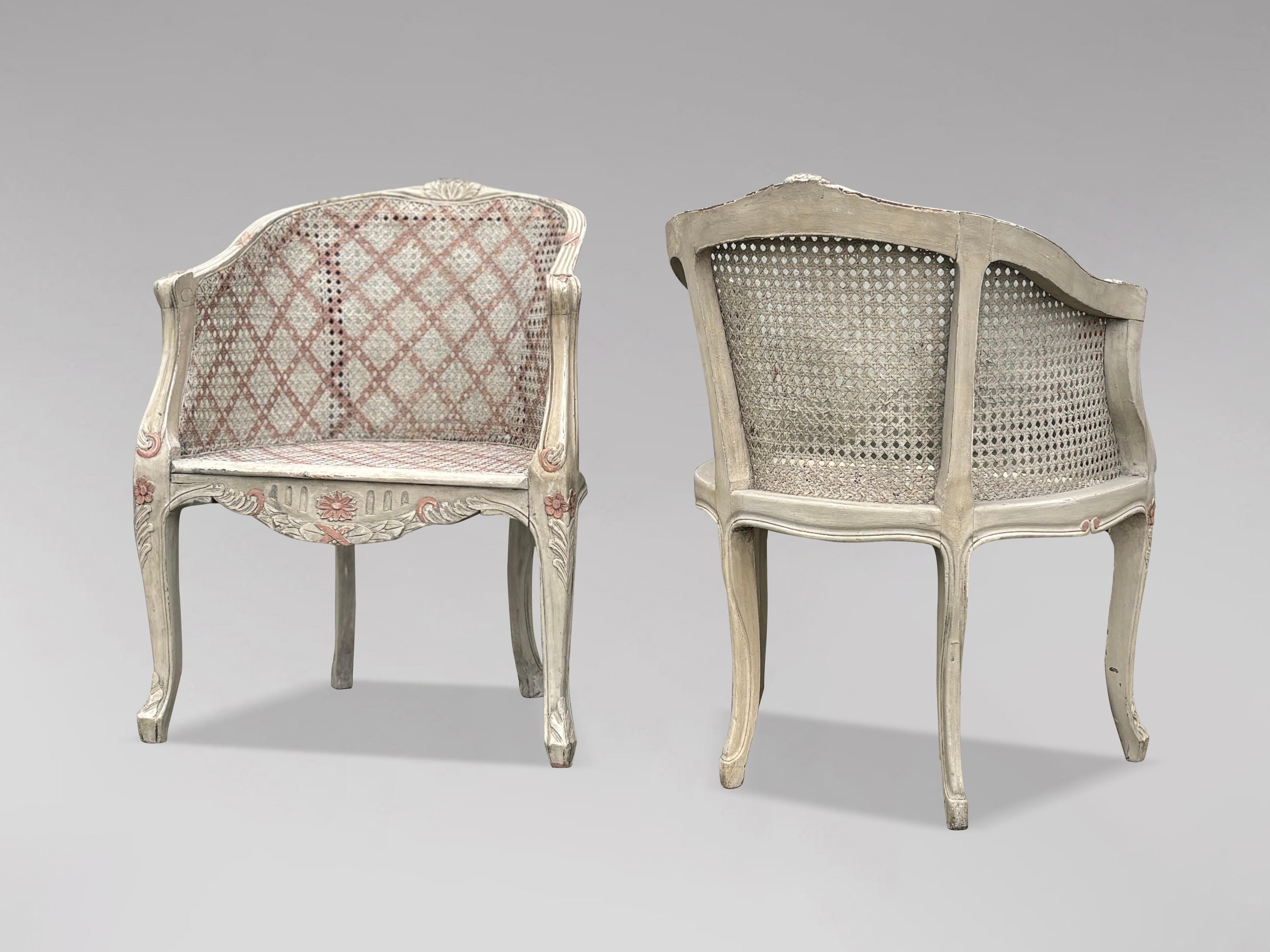 Sculpté à la main Paire de fauteuils en canne bergère peints de style Louis XV en vente
