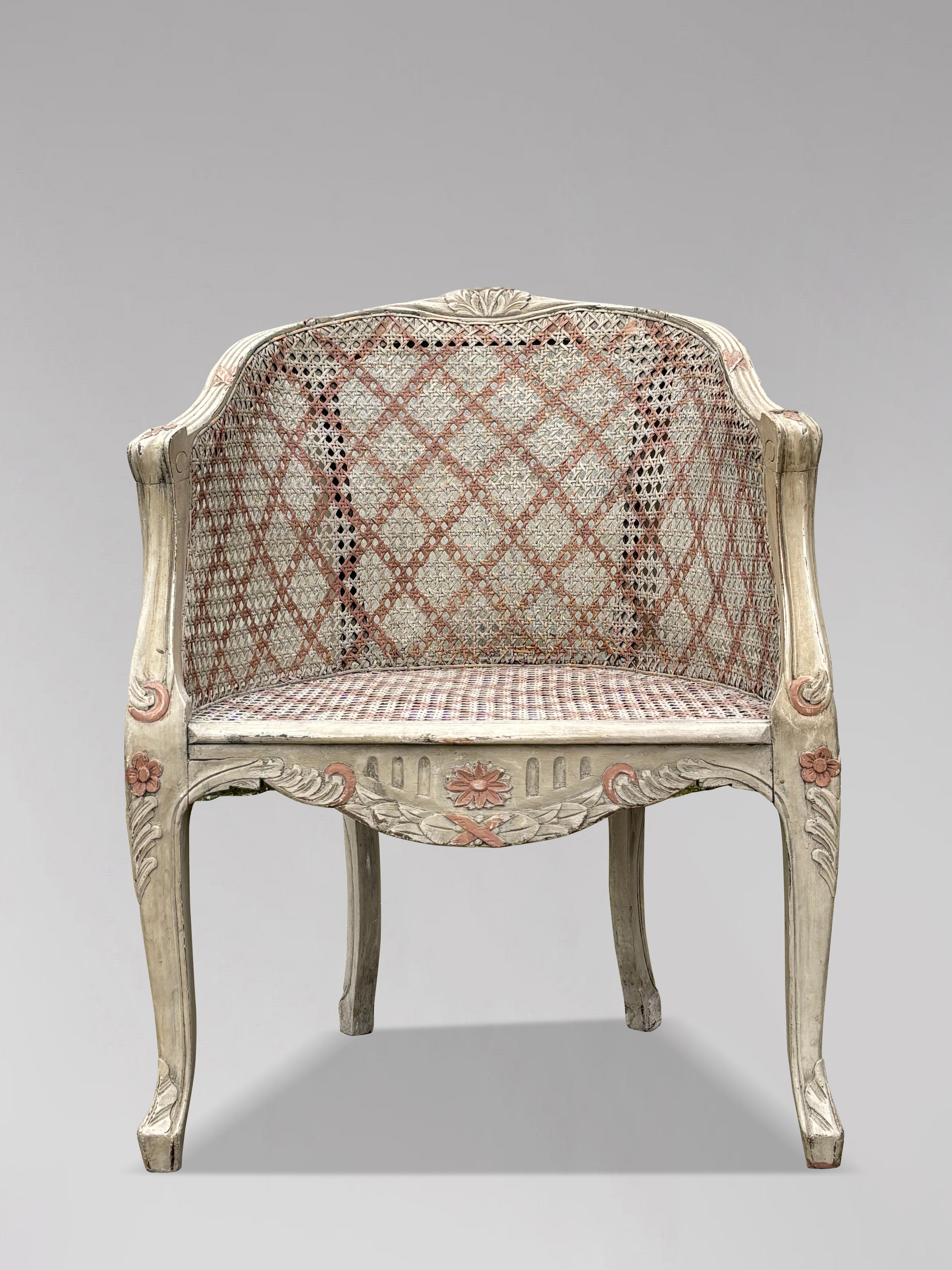 Paire de fauteuils en canne bergère peints de style Louis XV Bon état - En vente à Petworth,West Sussex, GB