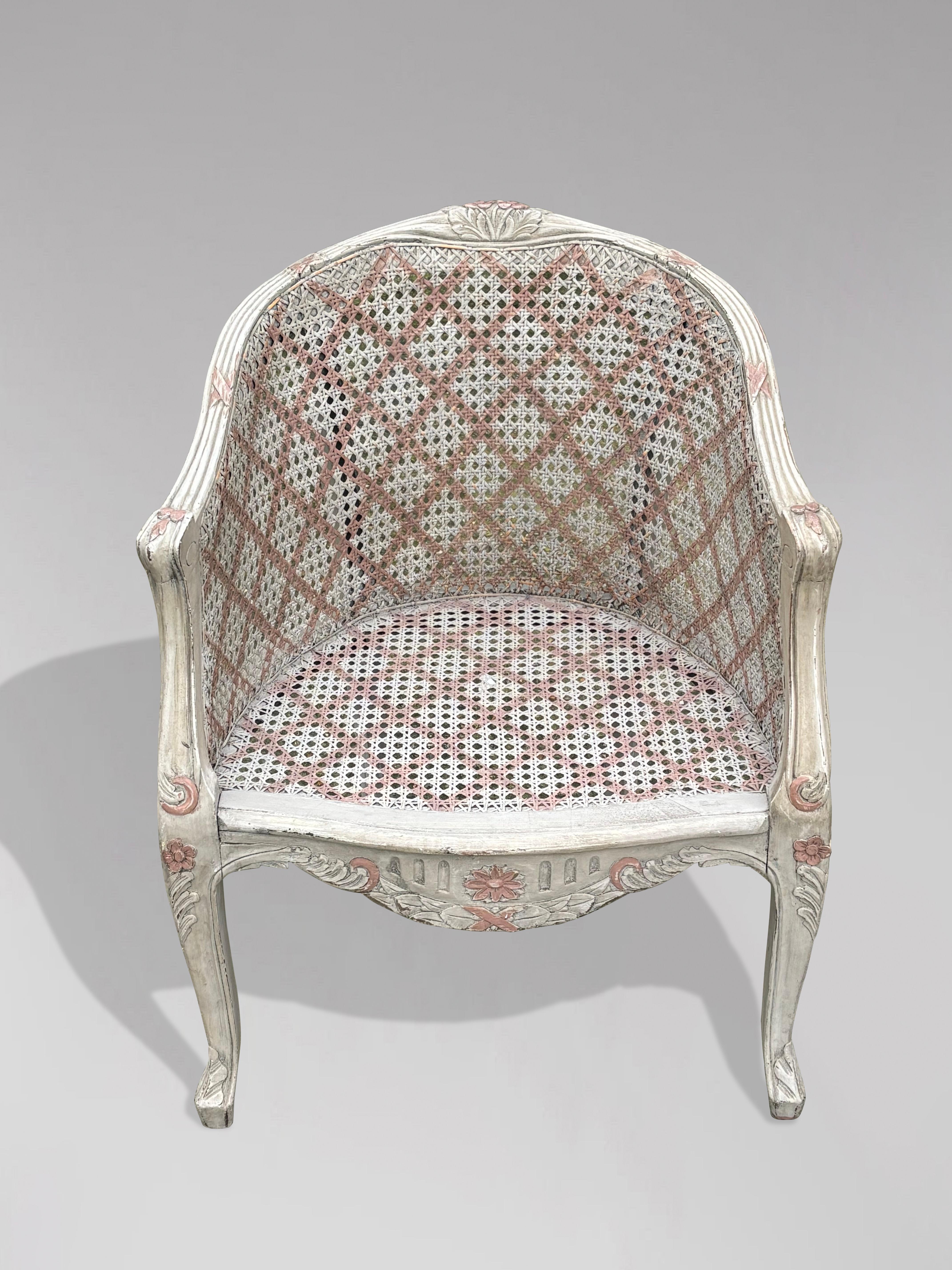 20ième siècle Paire de fauteuils en canne bergère peints de style Louis XV en vente