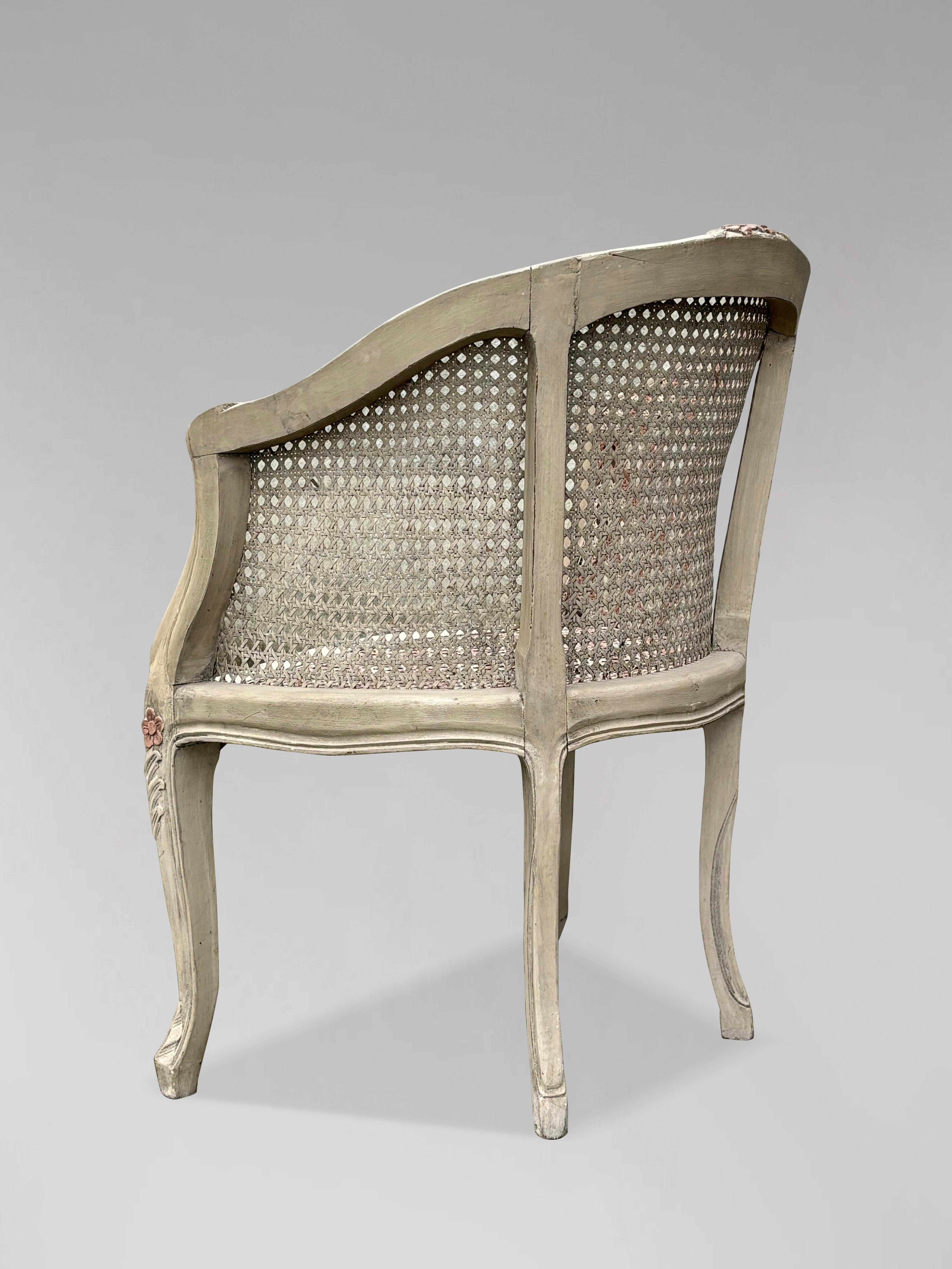 Canne Paire de fauteuils en canne bergère peints de style Louis XV en vente