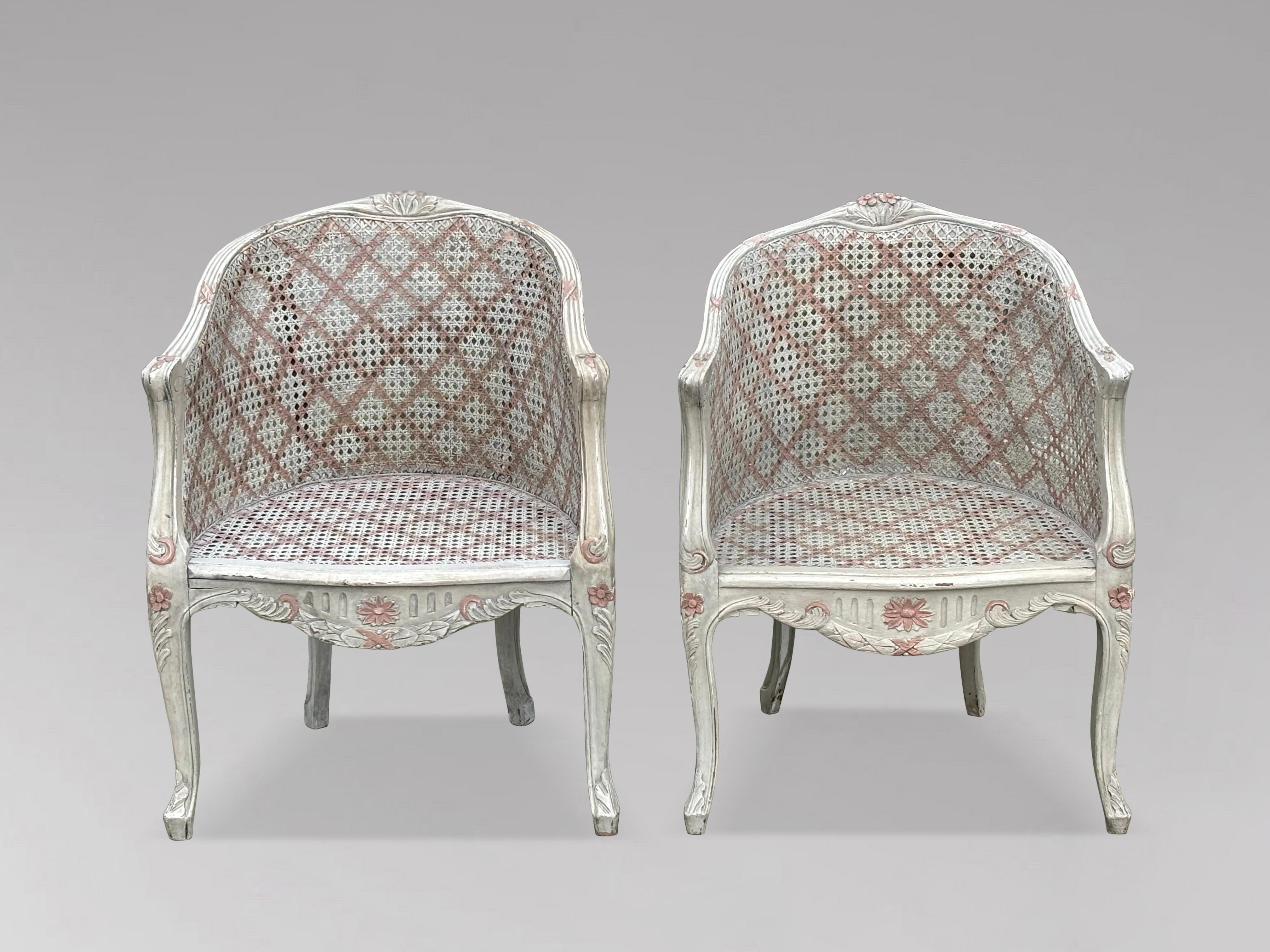 Paire de fauteuils en canne bergère peints de style Louis XV en vente 1