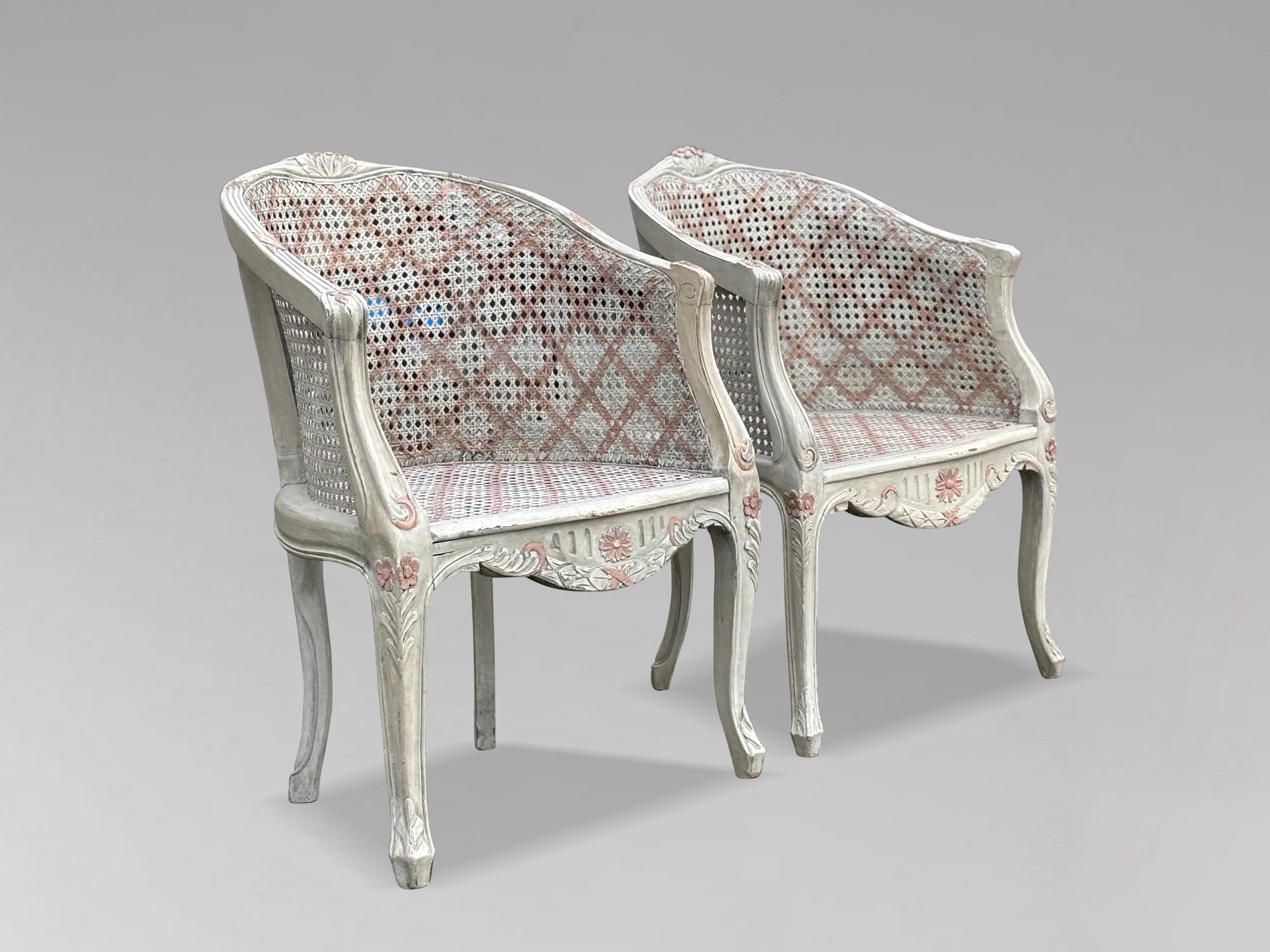 Paire de fauteuils en canne bergère peints de style Louis XV en vente 2