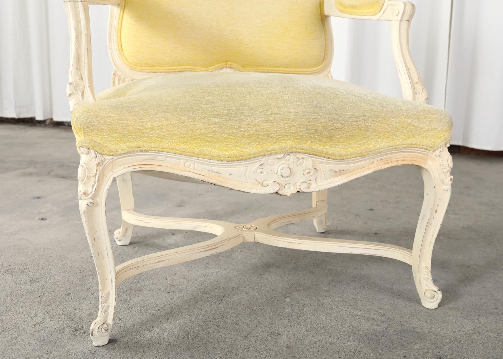 Paire de fauteuils peints de style Louis XV français en vente 3
