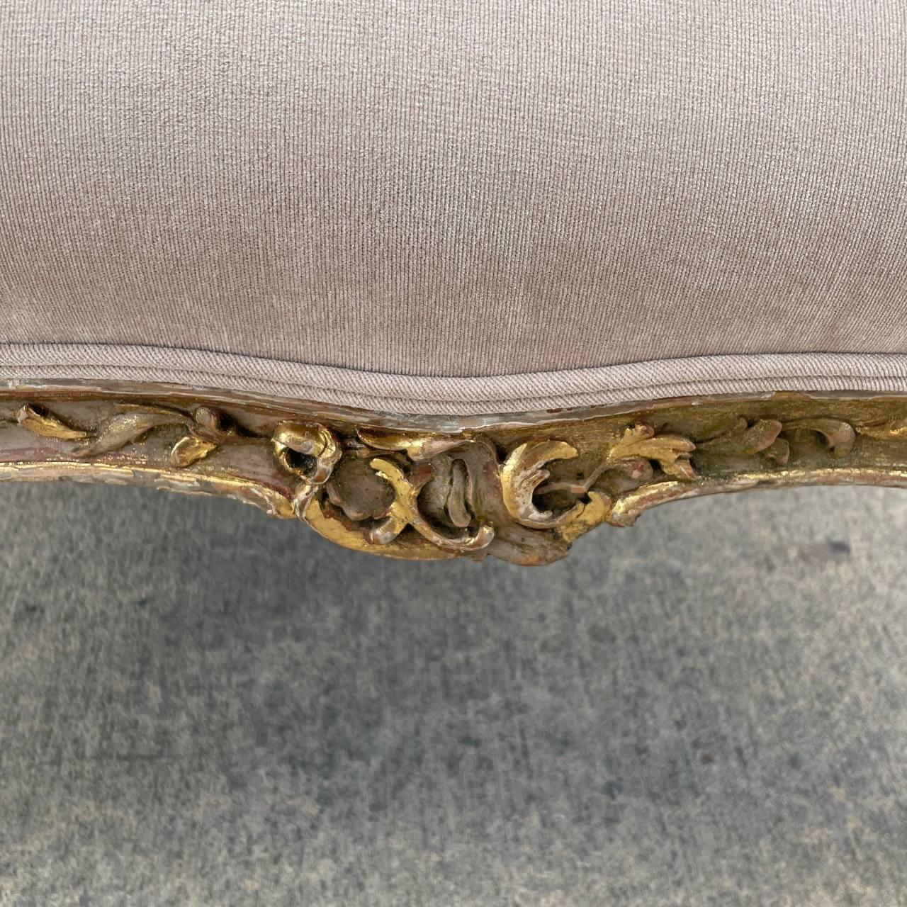 Paar bemalte und vergoldete französische Sessel im Louis-XV-Stil  im Angebot 10