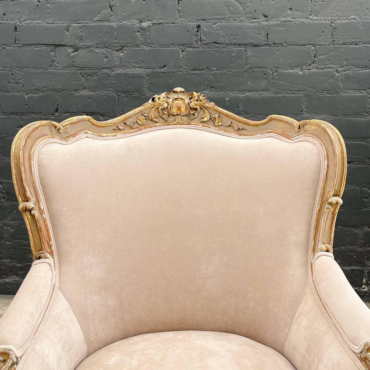 Paar bemalte und vergoldete französische Sessel im Louis-XV-Stil  (Samt) im Angebot