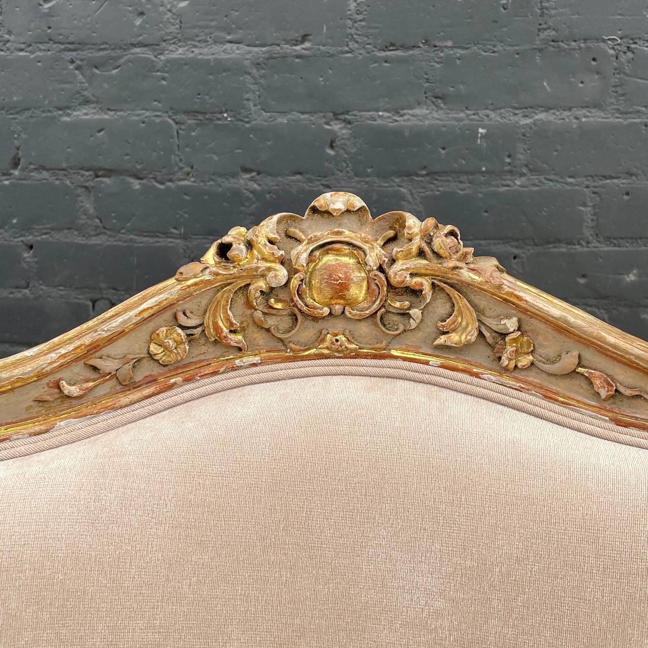 Paar bemalte und vergoldete französische Sessel im Louis-XV-Stil  im Angebot 1