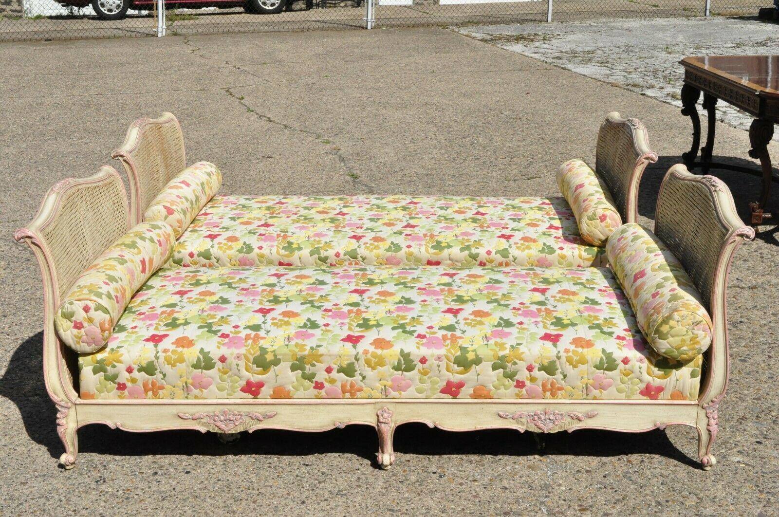 Französisches Tagesbett aus geschnitztem Holz und Schilfrohr im Louis-XV-Stil in Rosa und Creme, Paar (Louis XV.) im Angebot