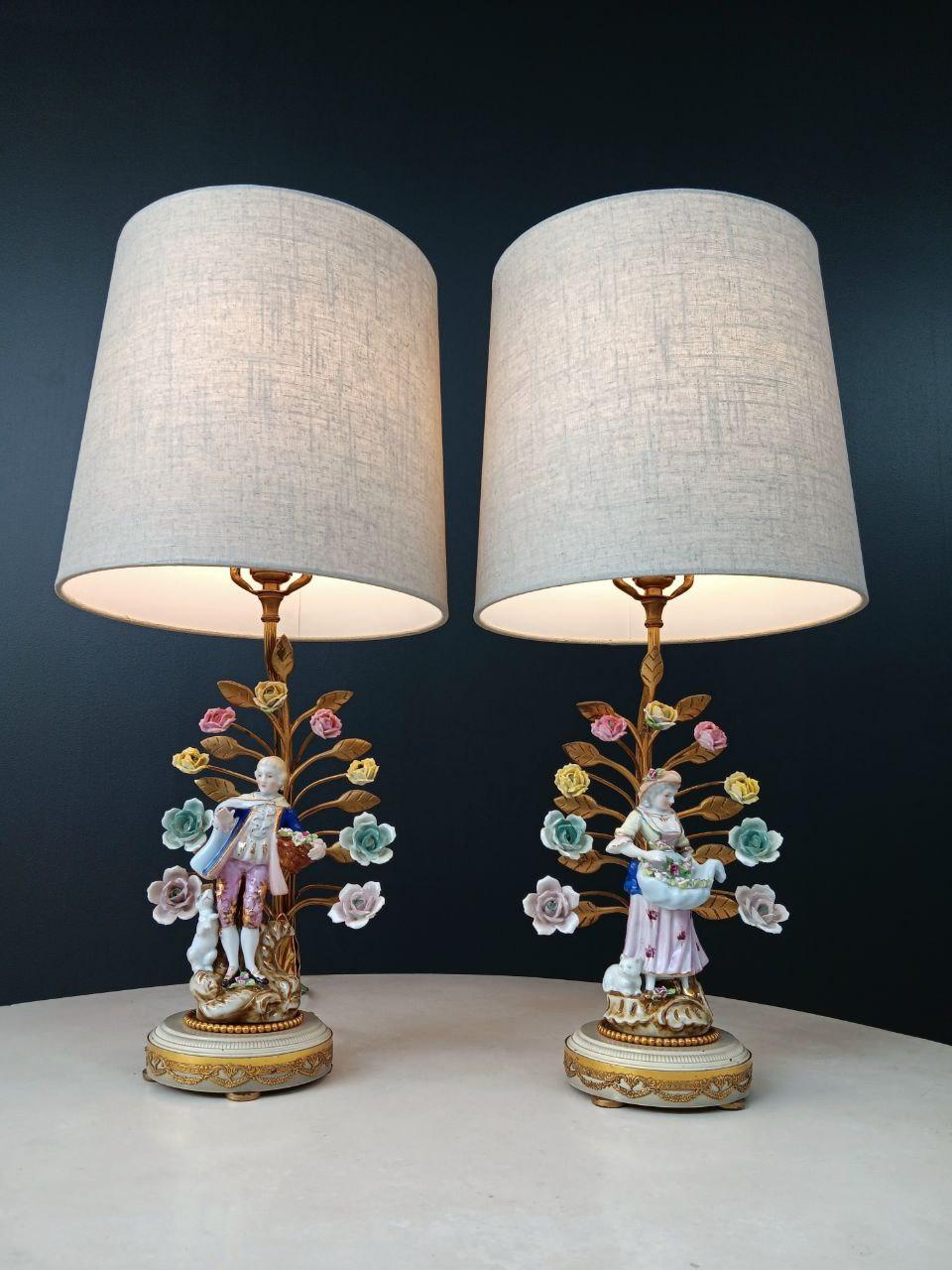 Provincial français Paire de lampes figuratives provinciales françaises en porcelaine de style Louis XV en vente