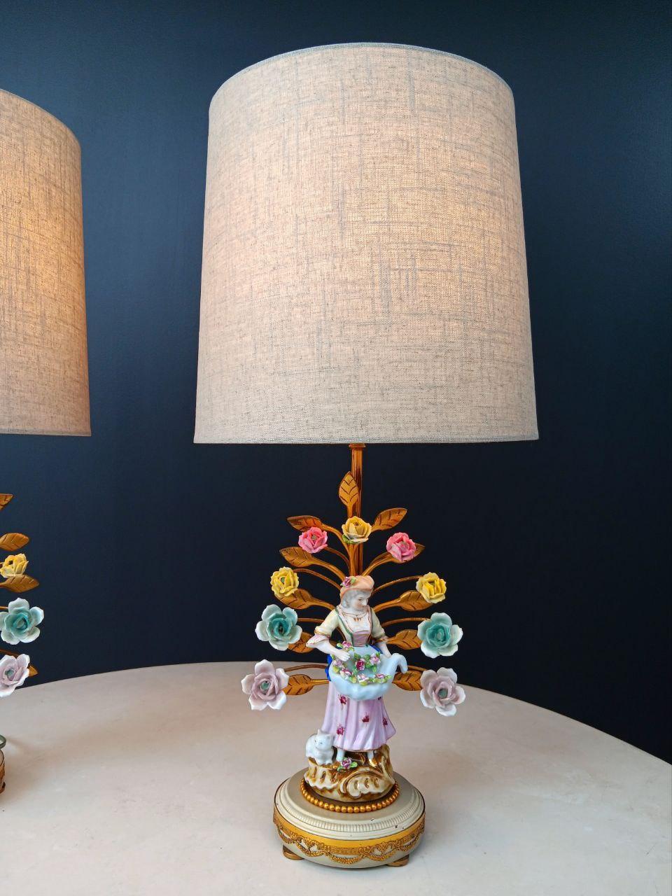 Pareja de lámparas figuradas provinciales francesas de porcelana estilo Luis XV en Bueno estado para la venta en Los Angeles, CA