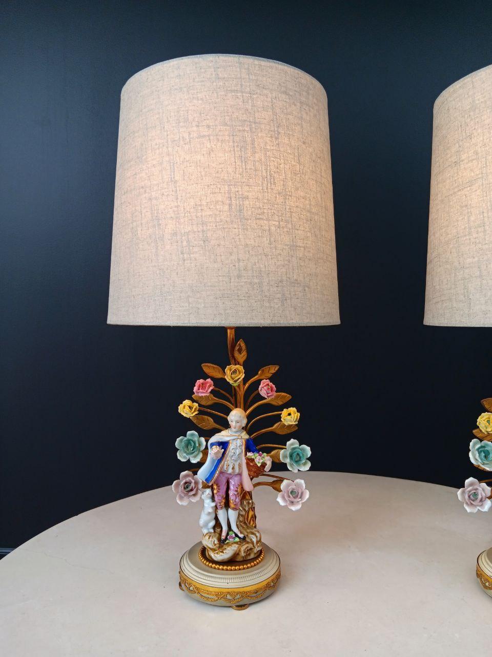 Début du 20ème siècle Paire de lampes figuratives provinciales françaises en porcelaine de style Louis XV en vente