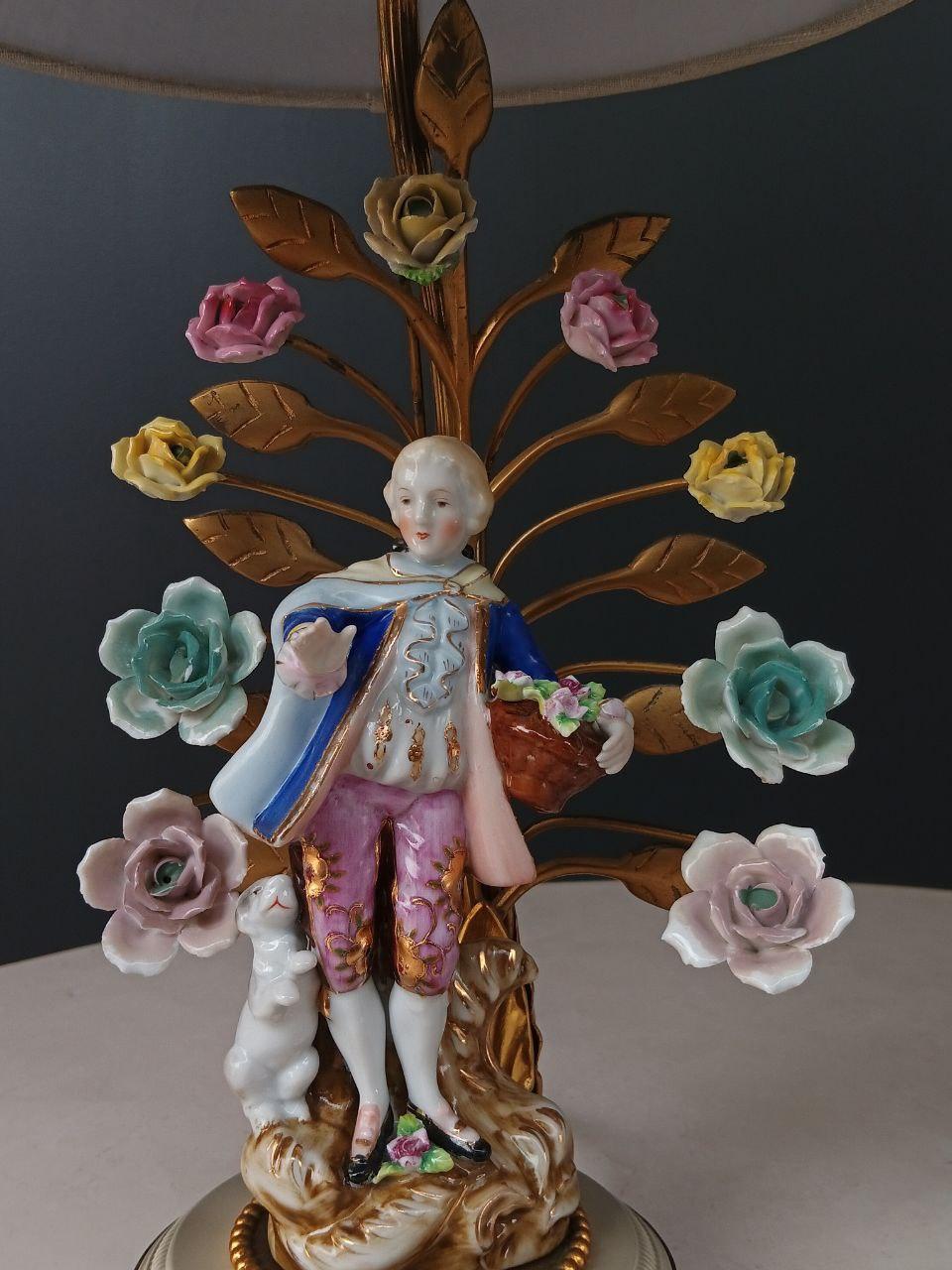 Métal Paire de lampes figuratives provinciales françaises en porcelaine de style Louis XV en vente