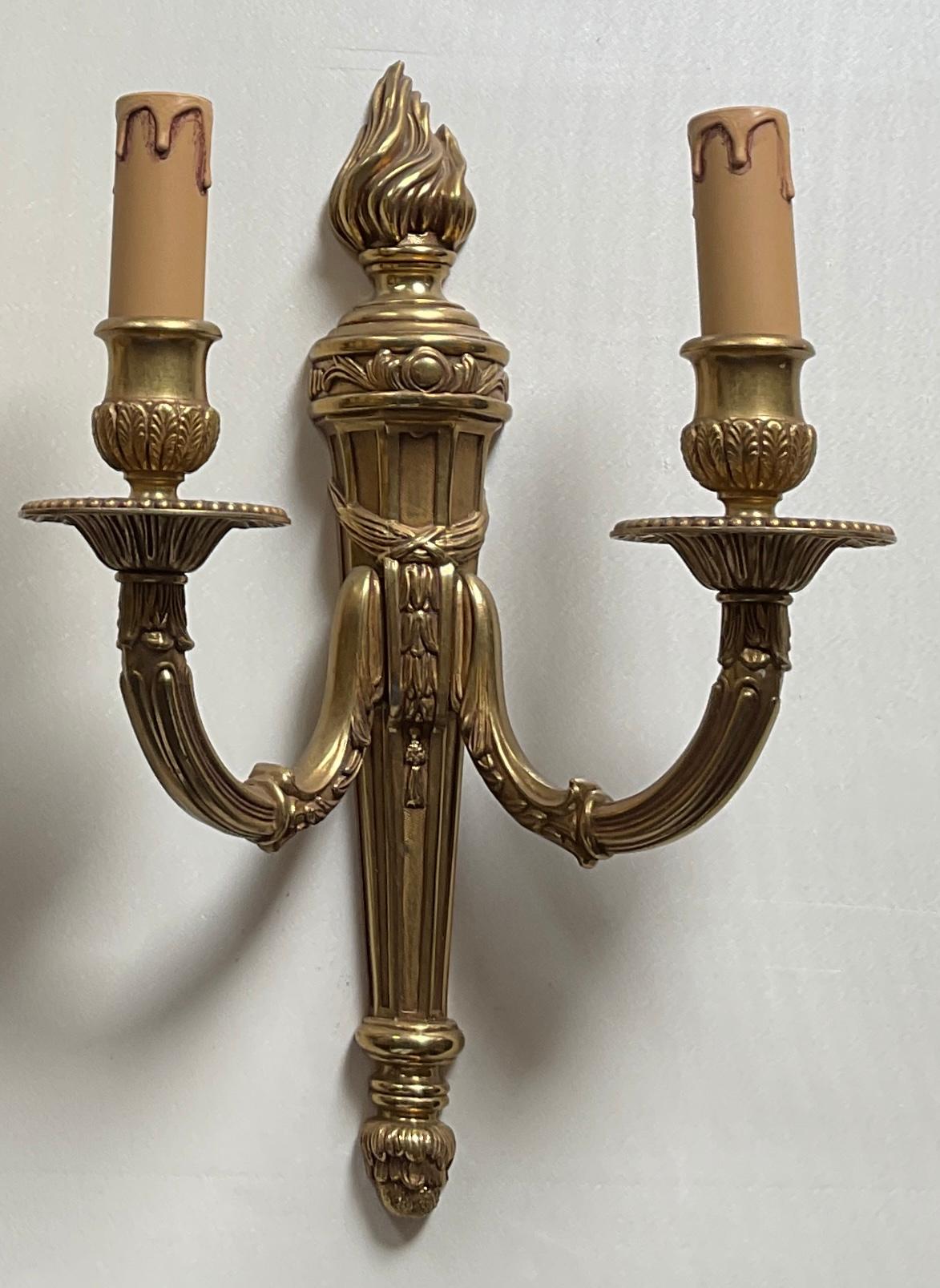 Doré Paire d'appliques à deux bras de style Louis XV français rococo en bronze doré en vente