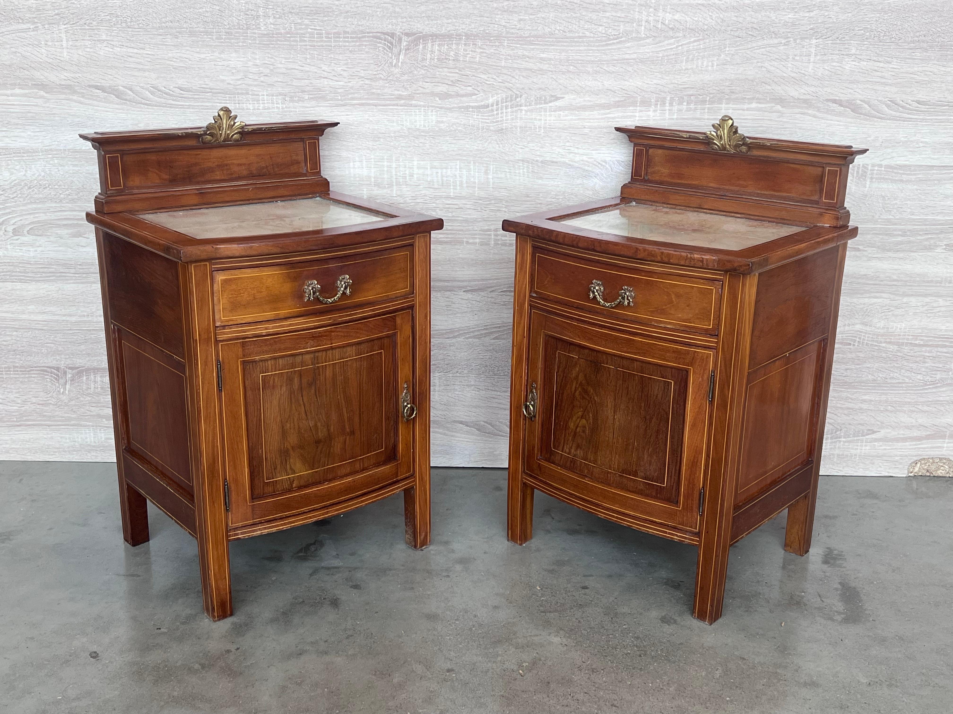 Paire de tables de chevet françaises de style Louis XV en bois de satin à une porte en vente 4