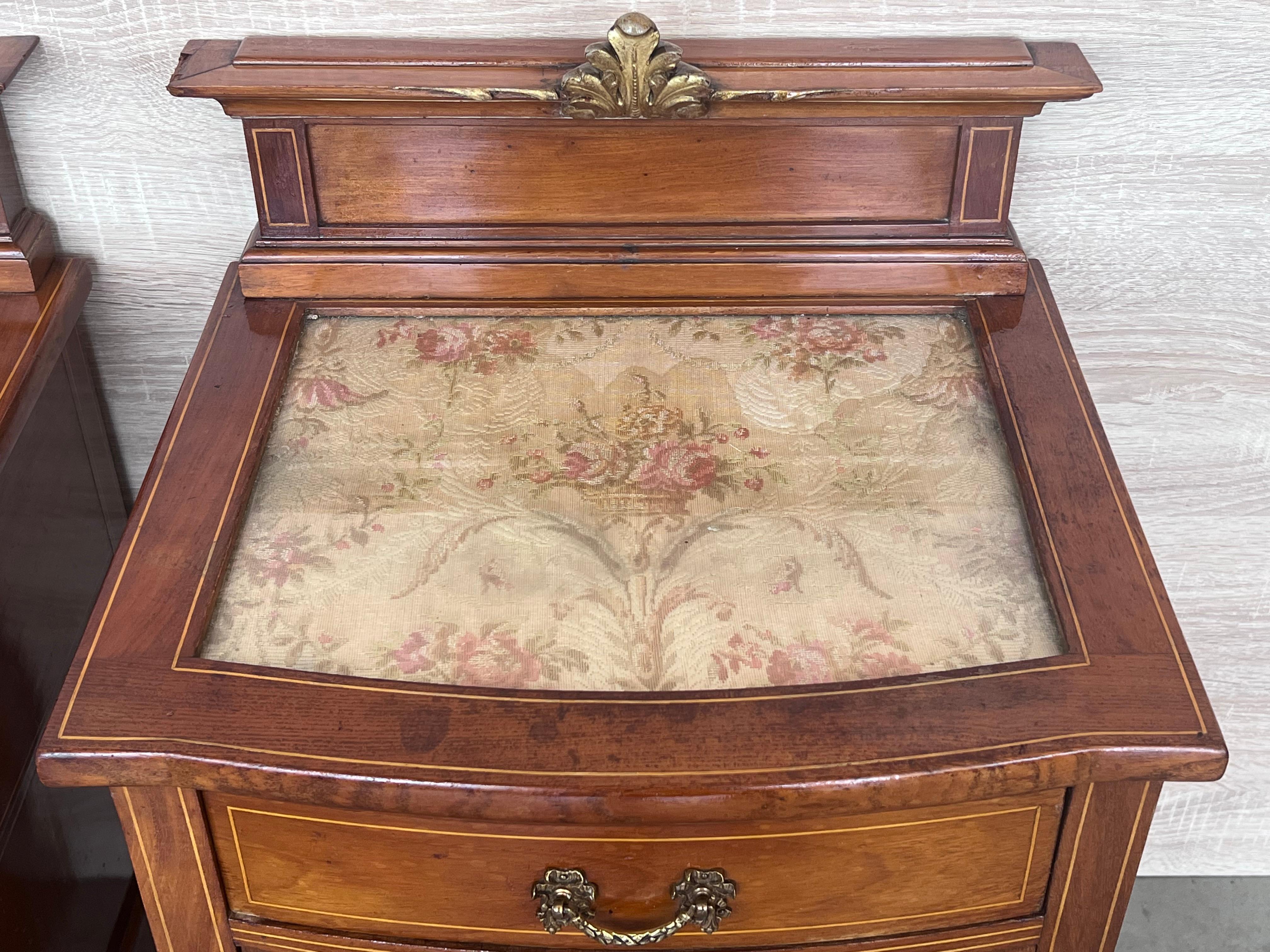 Paire de tables de chevet françaises de style Louis XV en bois de satin à une porte en vente 5