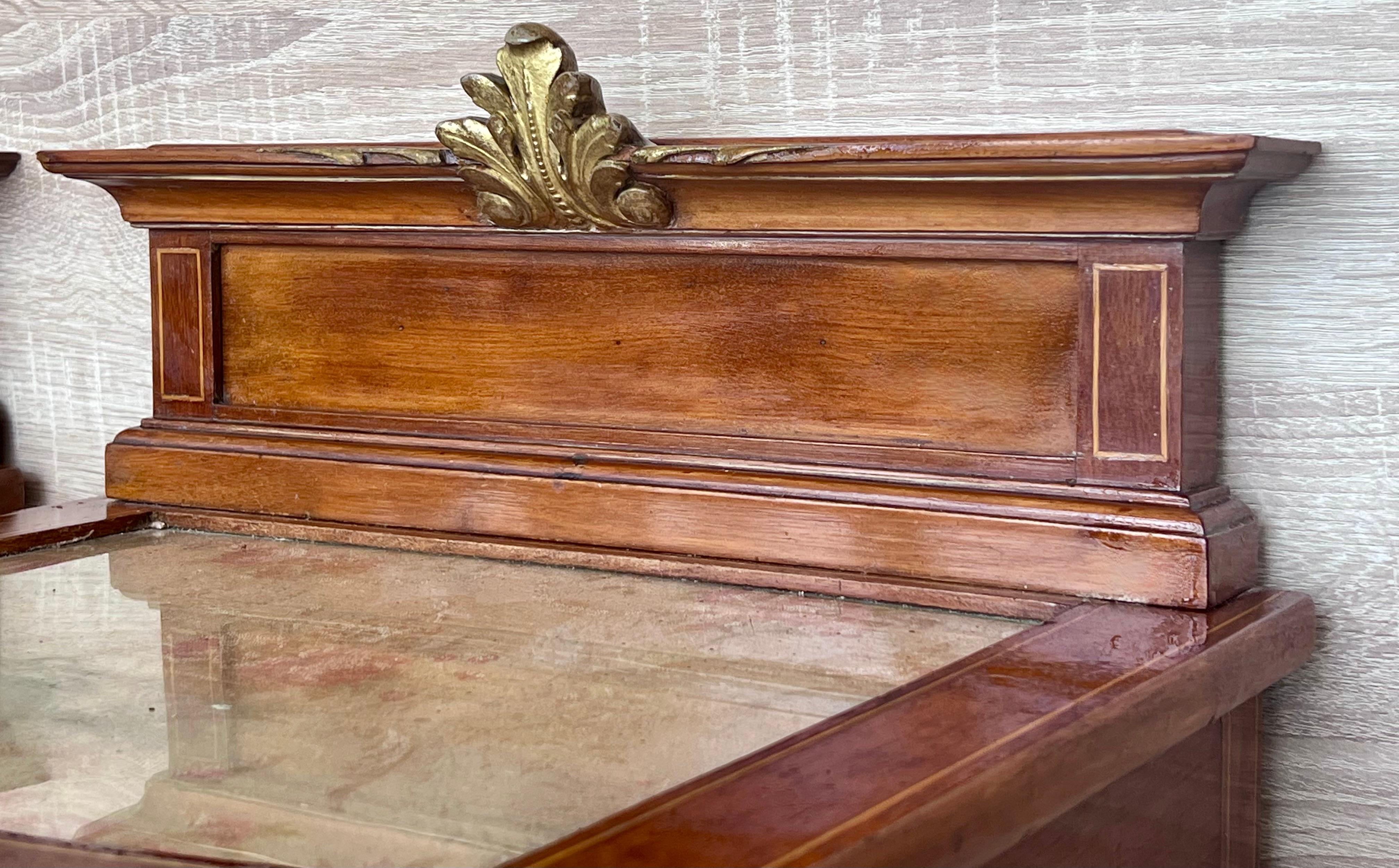 Paire de tables de chevet françaises de style Louis XV en bois de satin à une porte en vente 6