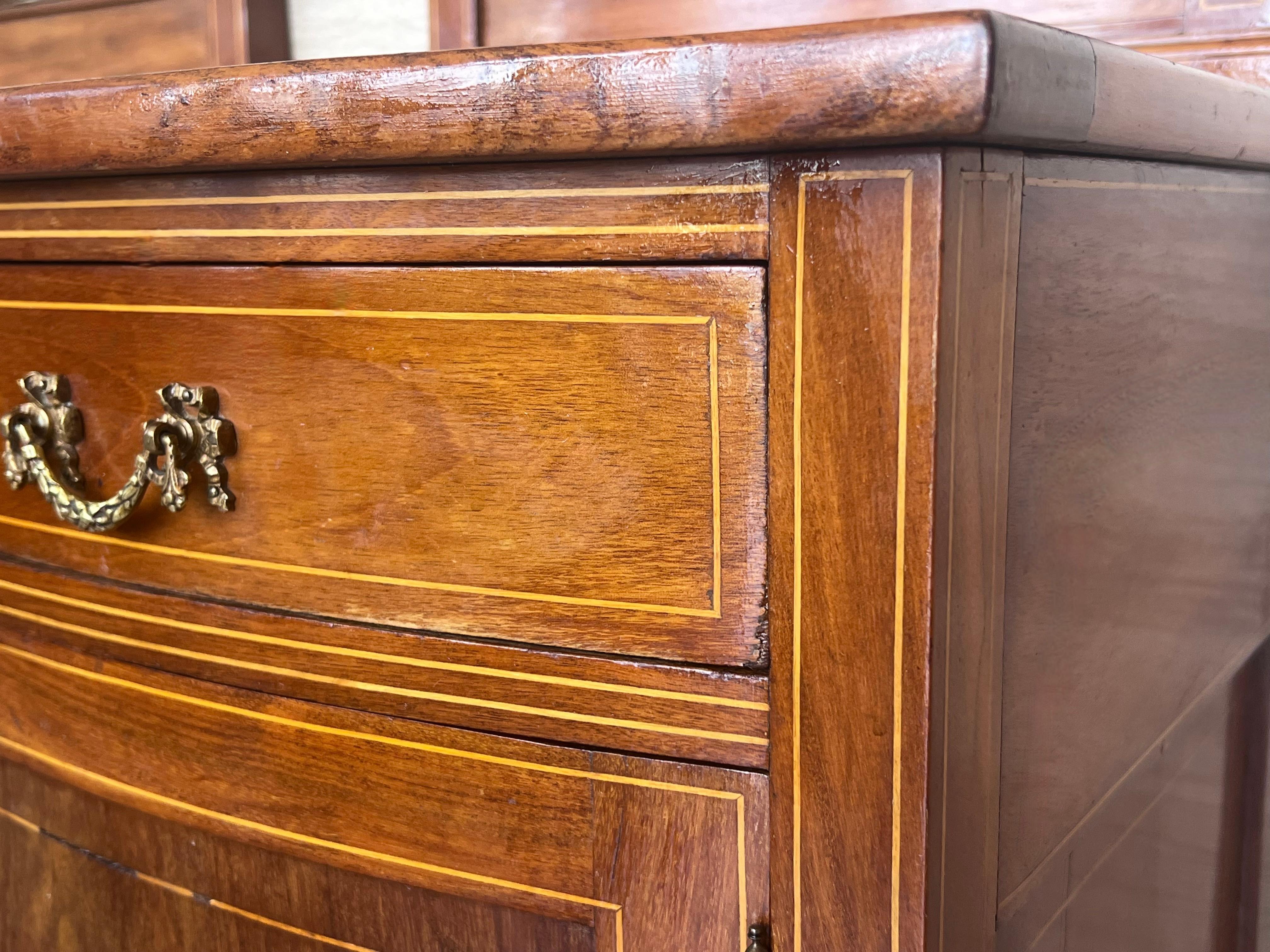 Paire de tables de chevet françaises de style Louis XV en bois de satin à une porte en vente 7