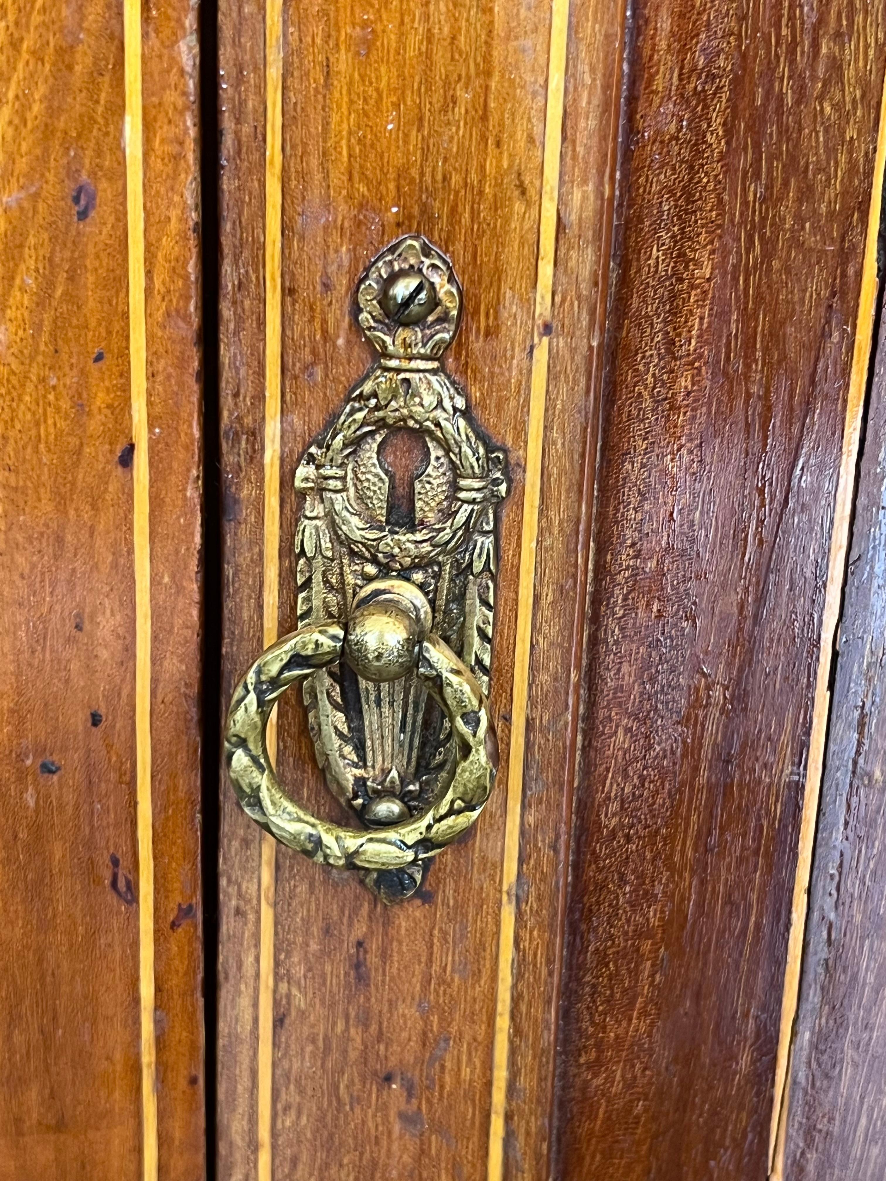 Paire de tables de chevet françaises de style Louis XV en bois de satin à une porte en vente 8