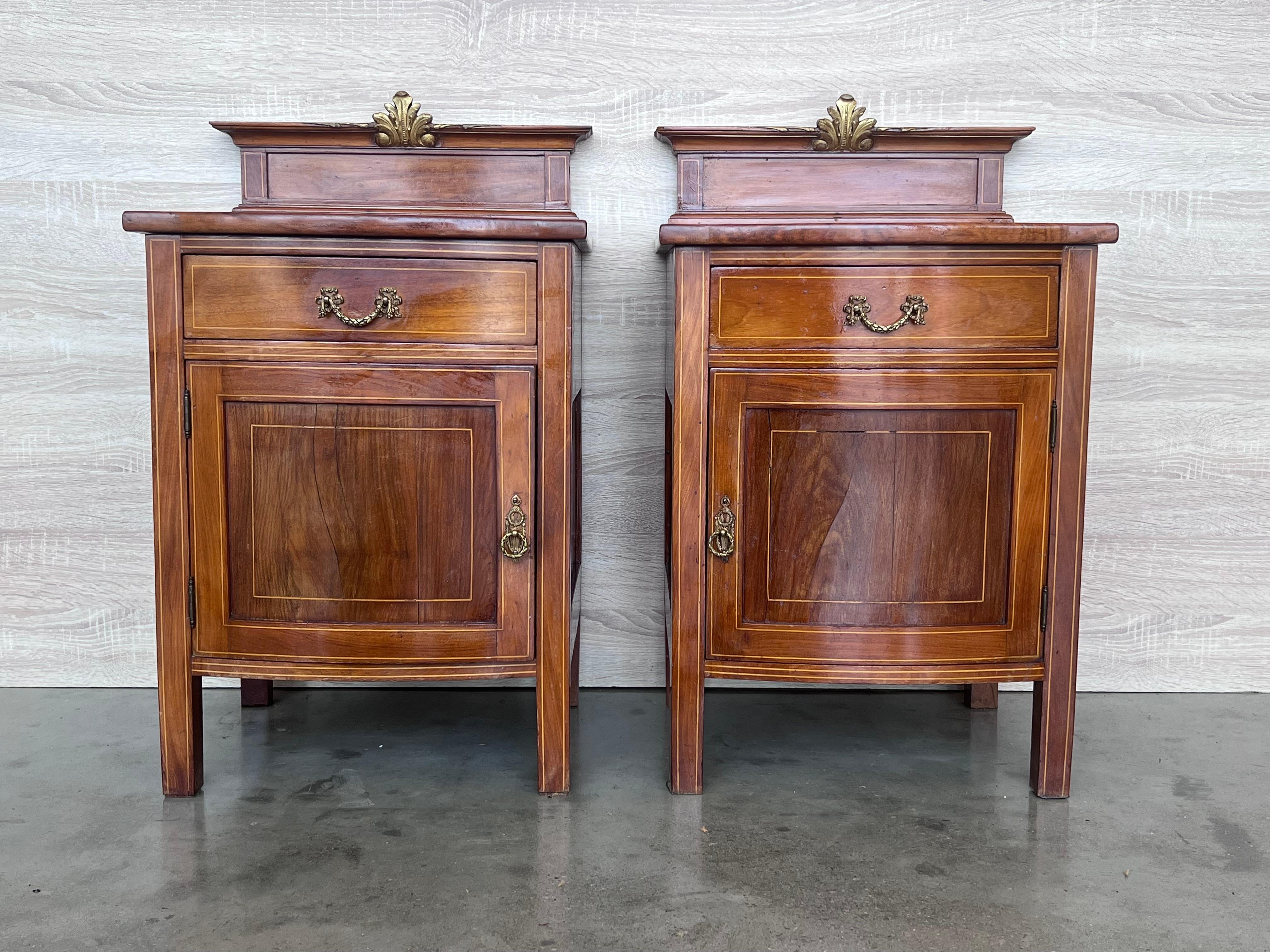 Ancienne table de chevet à une porte en bois satiné de style Louis XV  Cet objet présente un beau grain de bois, une porte battante, des pieds fuselés, un très bel objet ancien, une fabrication française de qualité, un grand style et une belle