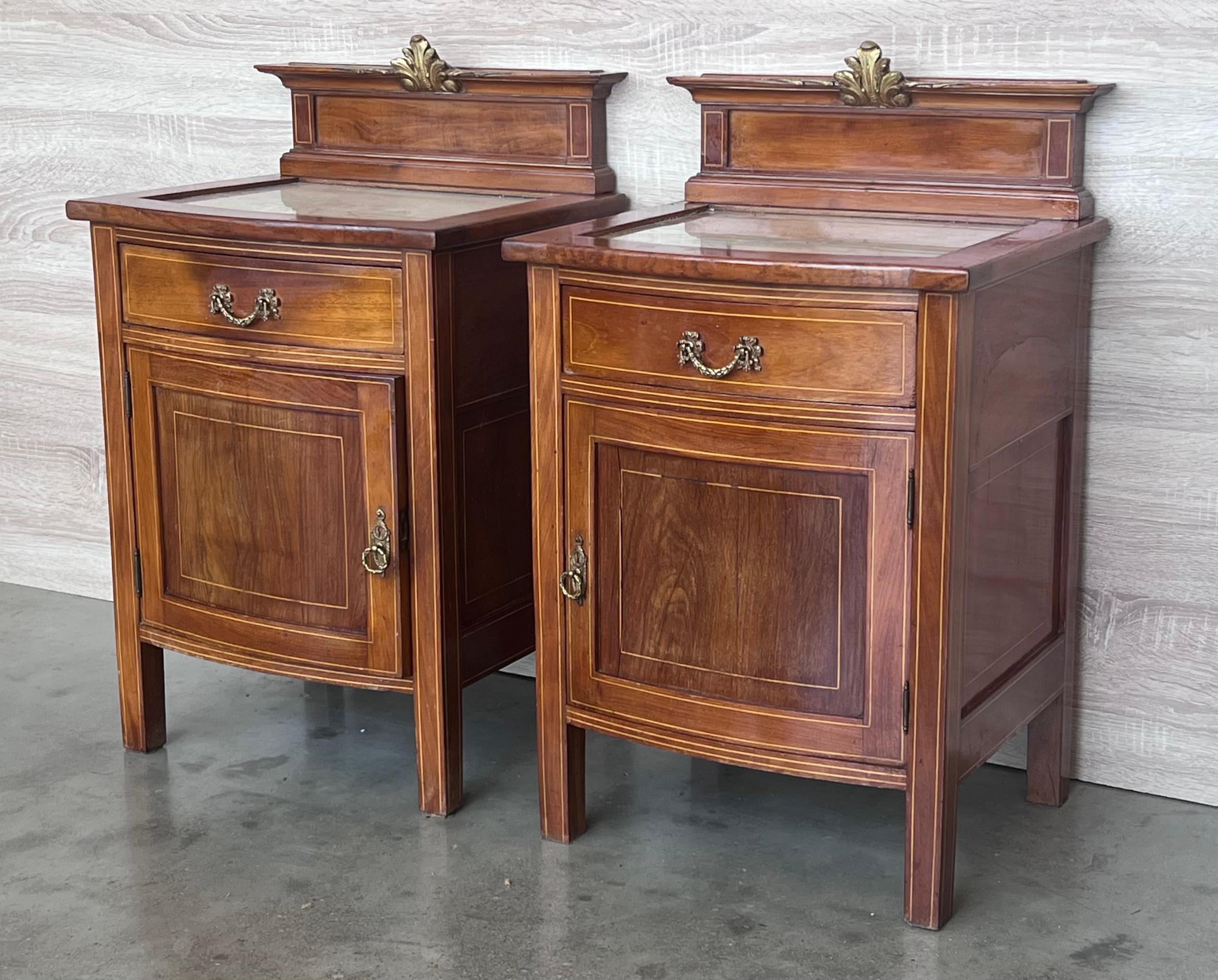 Paire de tables de chevet françaises de style Louis XV en bois de satin à une porte Bon état - En vente à Miami, FL