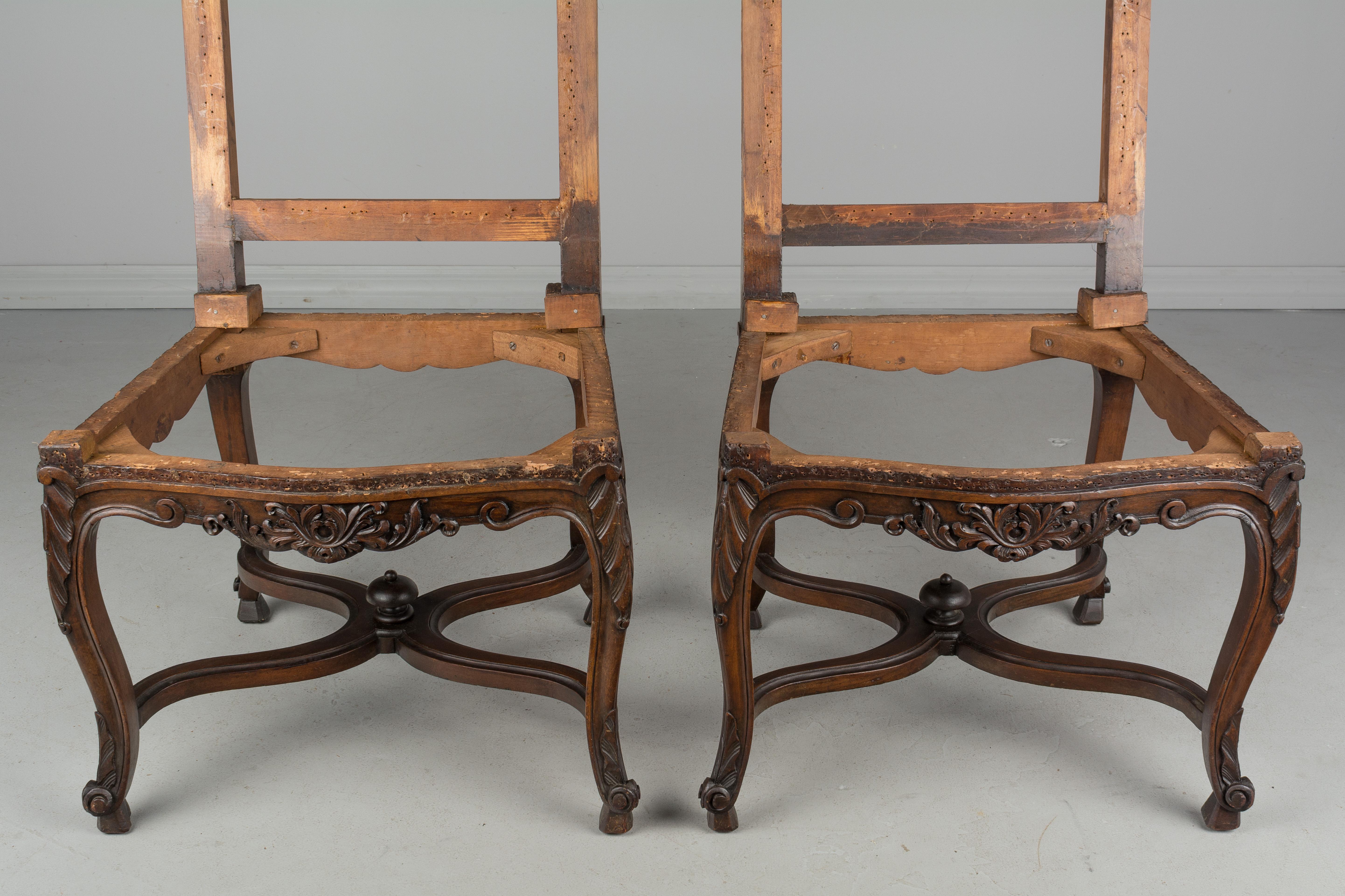 Pair of French Louis XV Style Side Chairs (20. Jahrhundert)