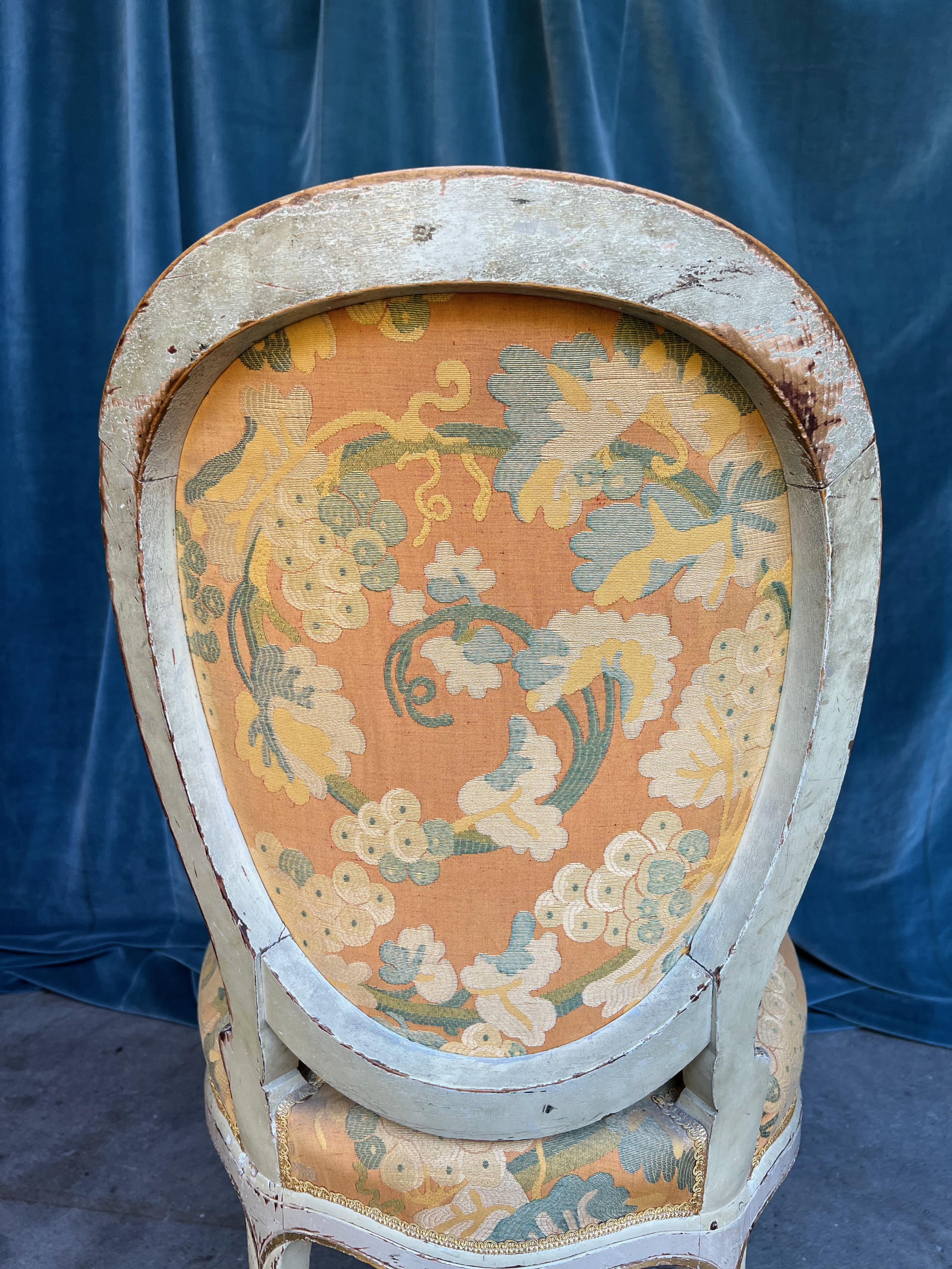 Paire de chaises d'appoint françaises de style Louis XV en tissu jaune en vente 4