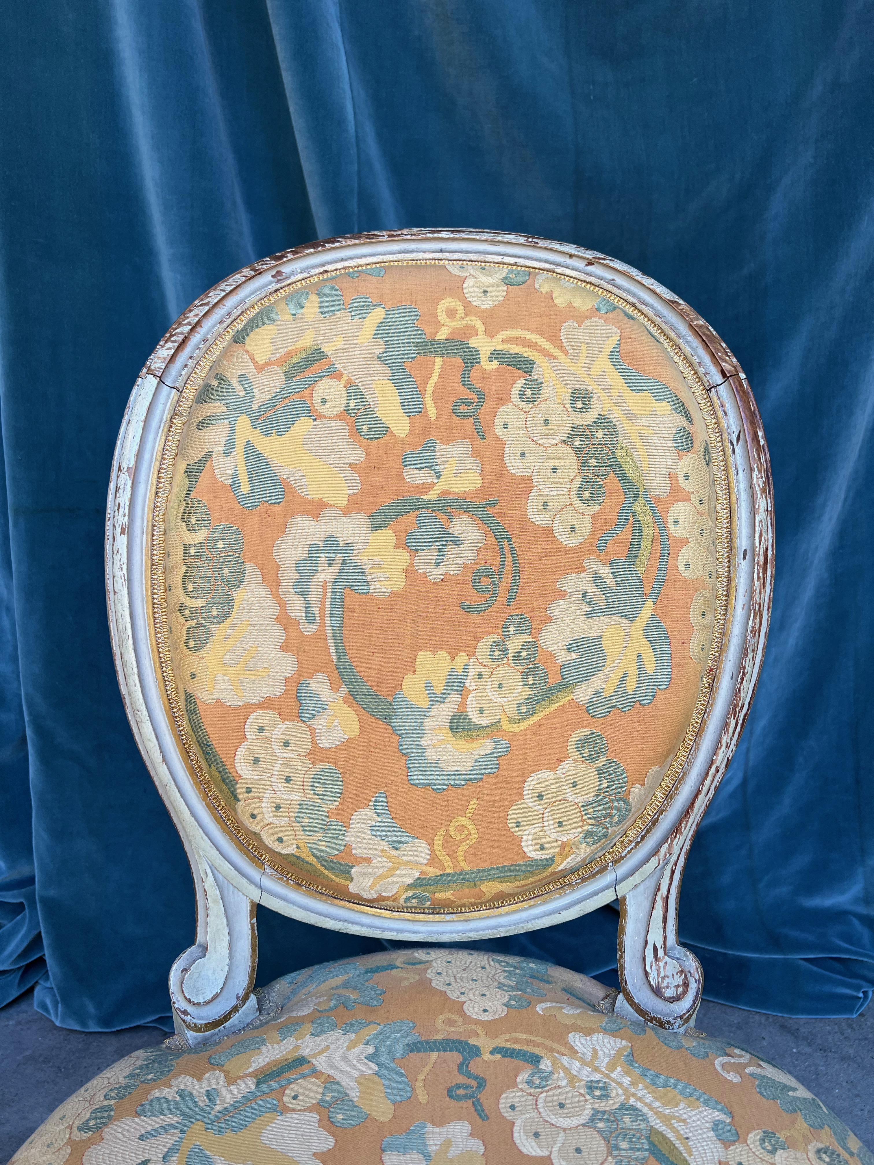 Paire de chaises d'appoint françaises de style Louis XV en tissu jaune en vente 6