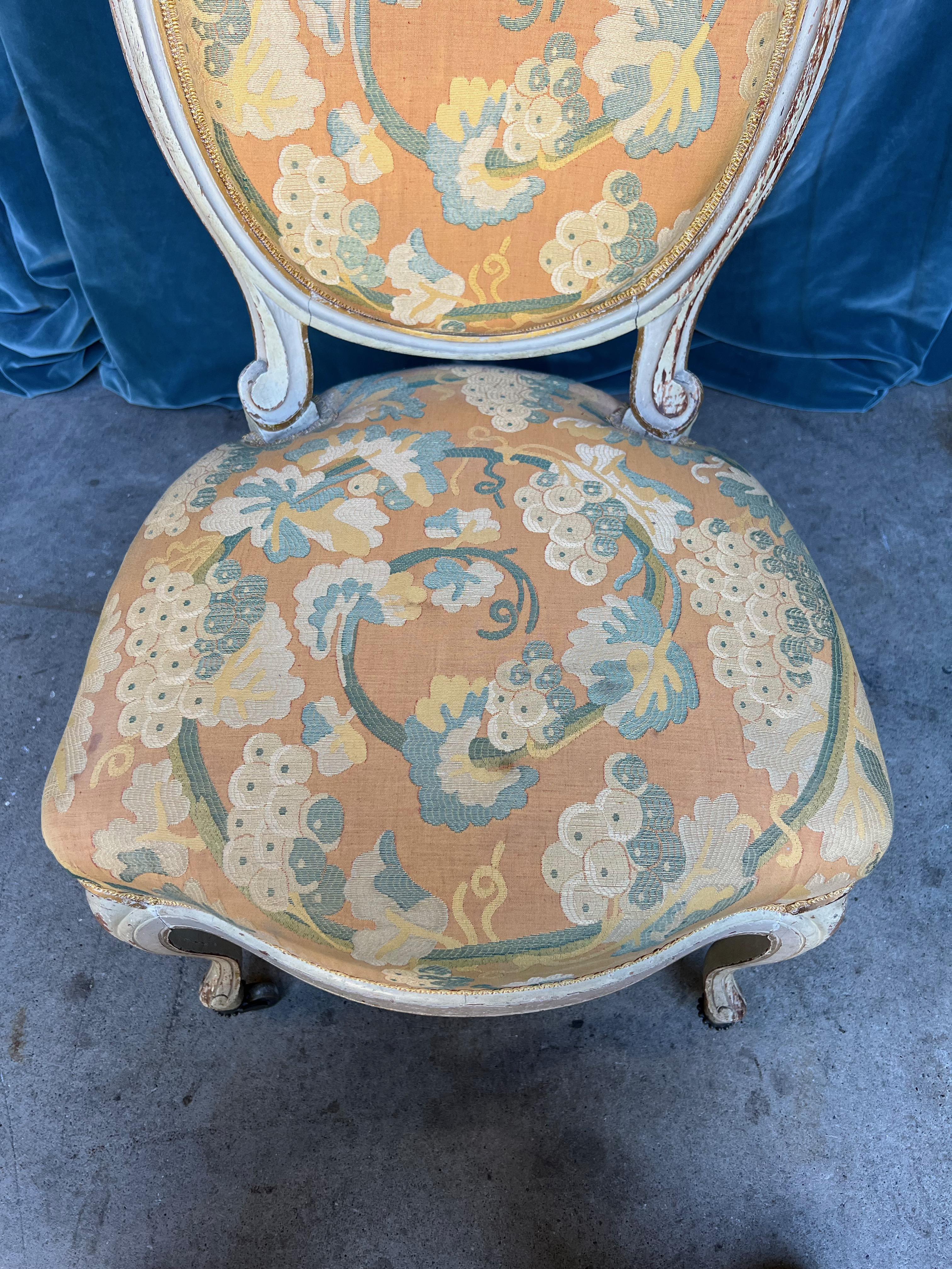 Paire de chaises d'appoint françaises de style Louis XV en tissu jaune en vente 7