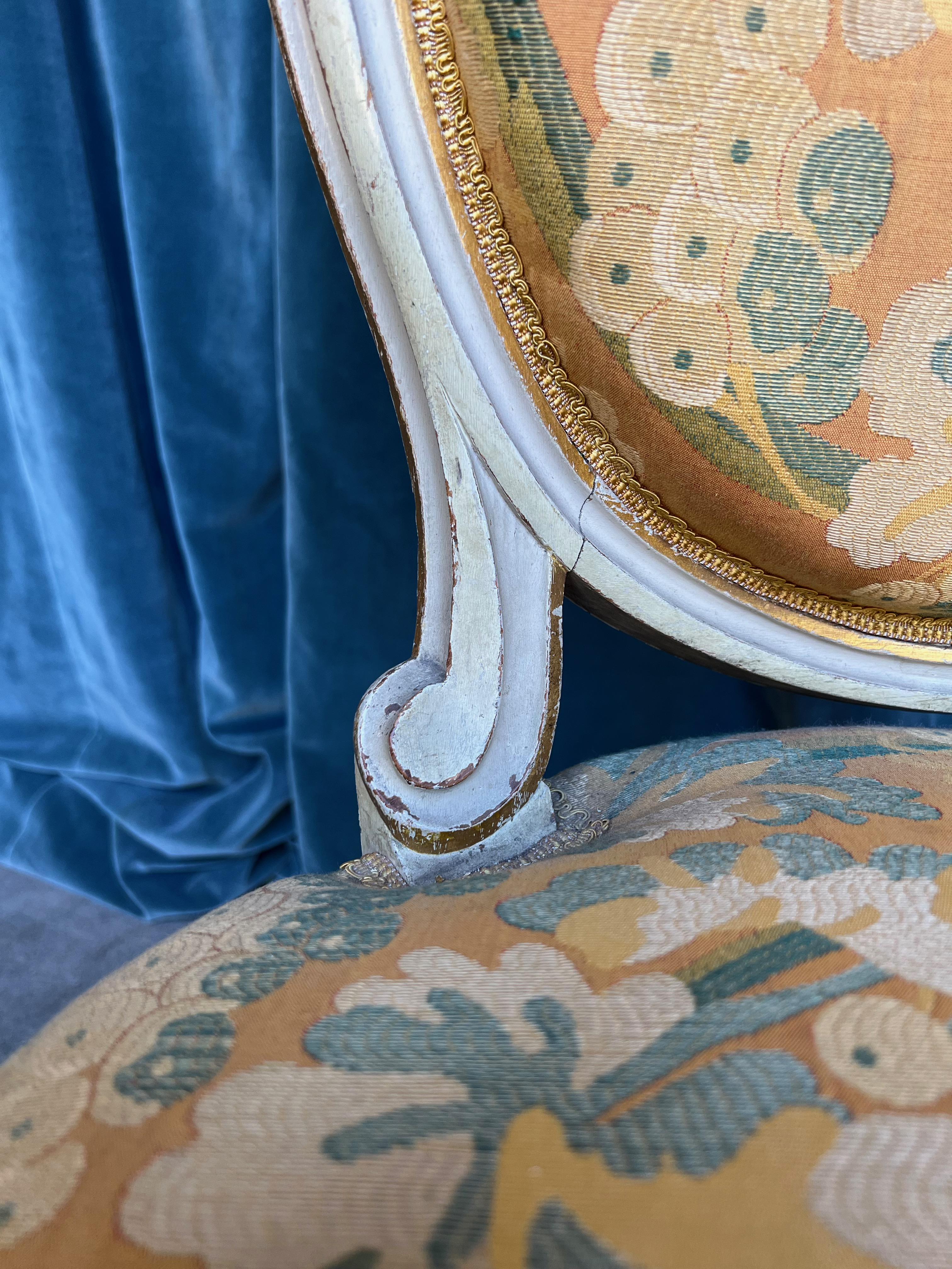 Paire de chaises d'appoint françaises de style Louis XV en tissu jaune en vente 9