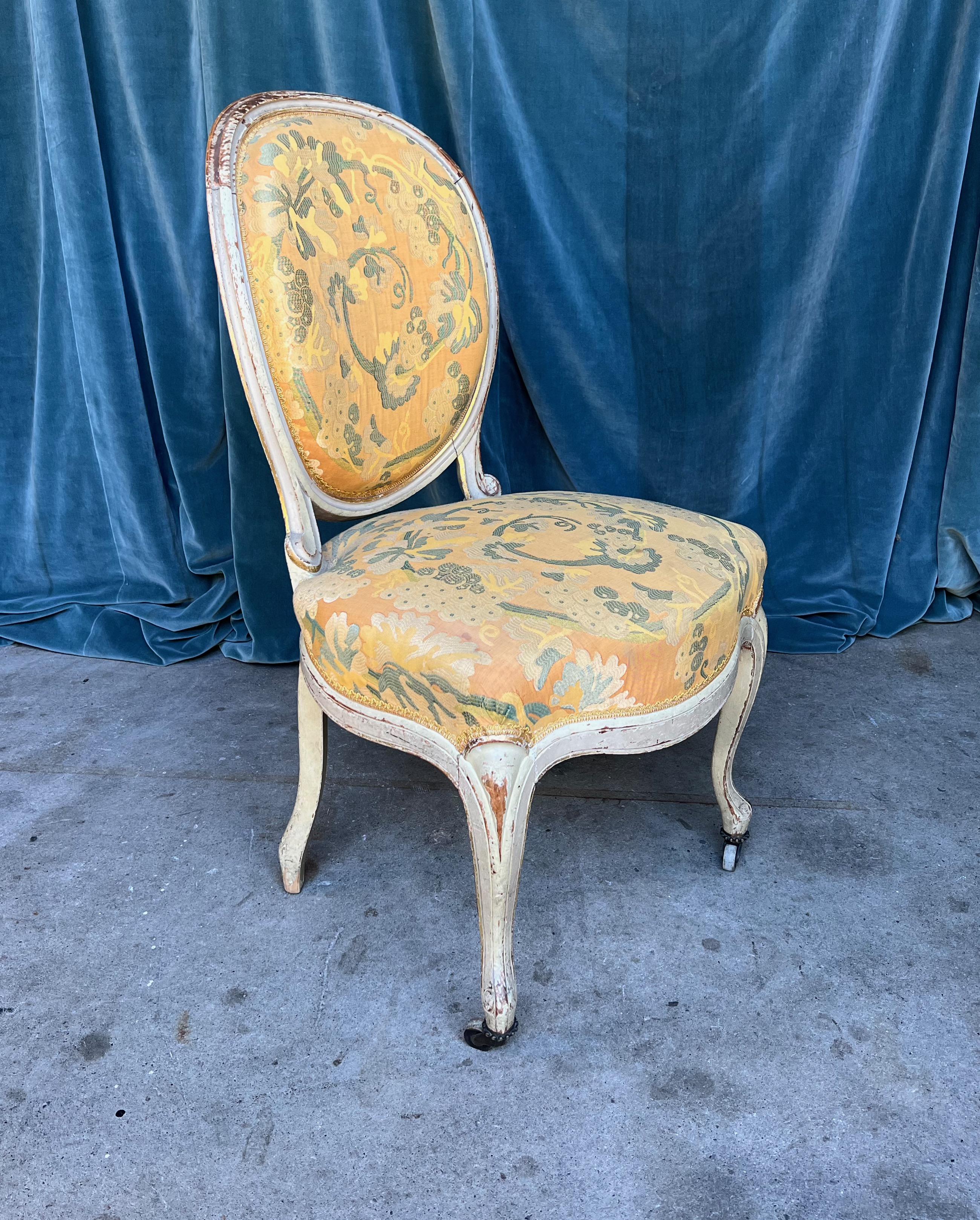 Patiné Paire de chaises d'appoint françaises de style Louis XV en tissu jaune en vente