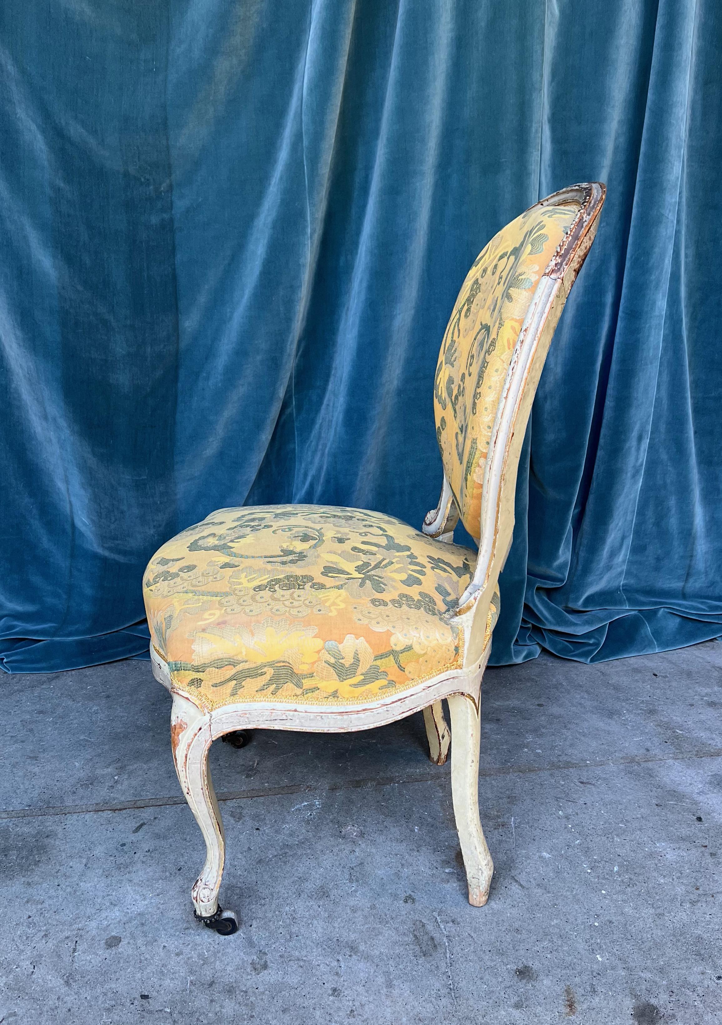 Paire de chaises d'appoint françaises de style Louis XV en tissu jaune en vente 1