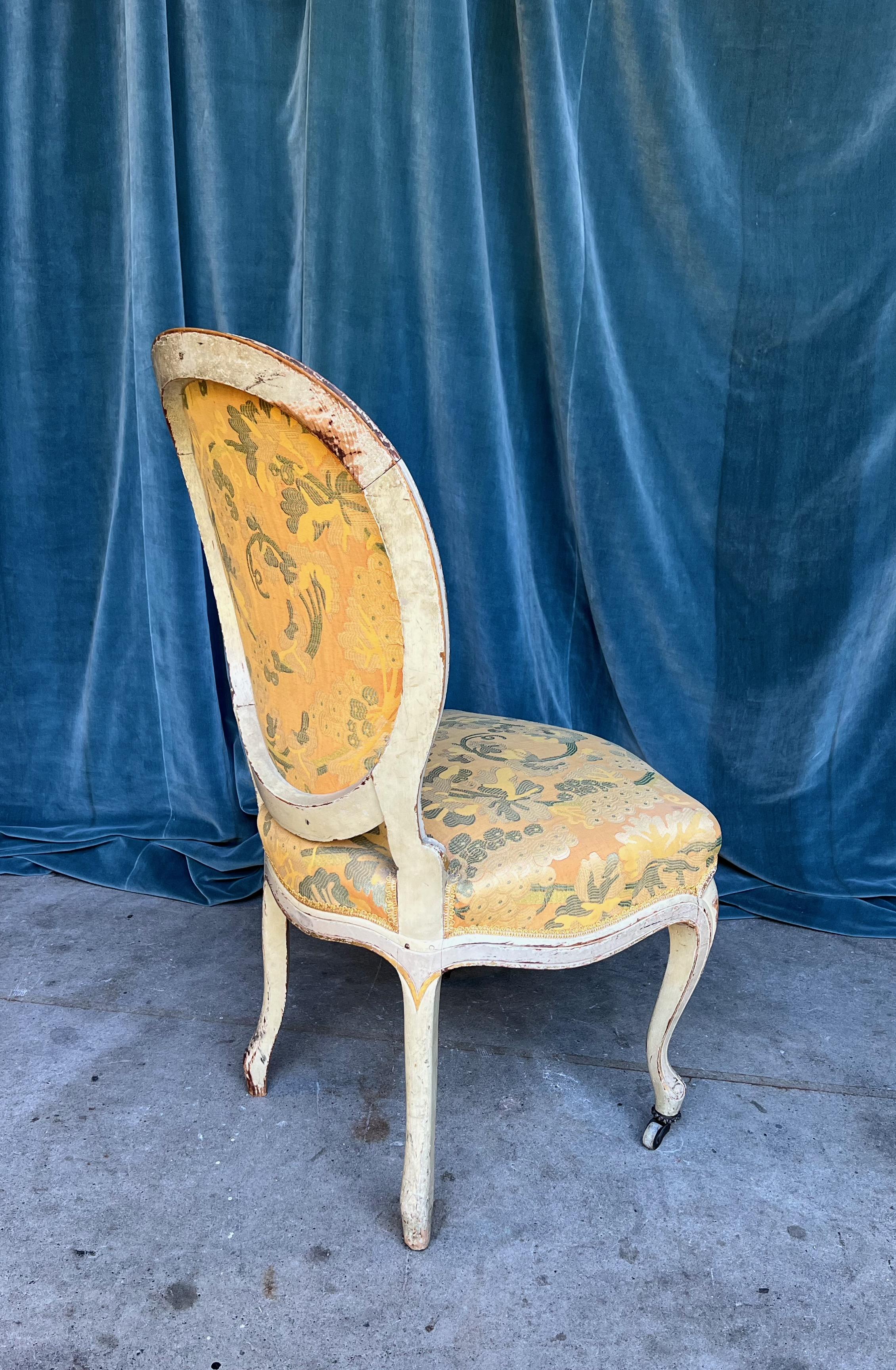Paire de chaises d'appoint françaises de style Louis XV en tissu jaune en vente 2