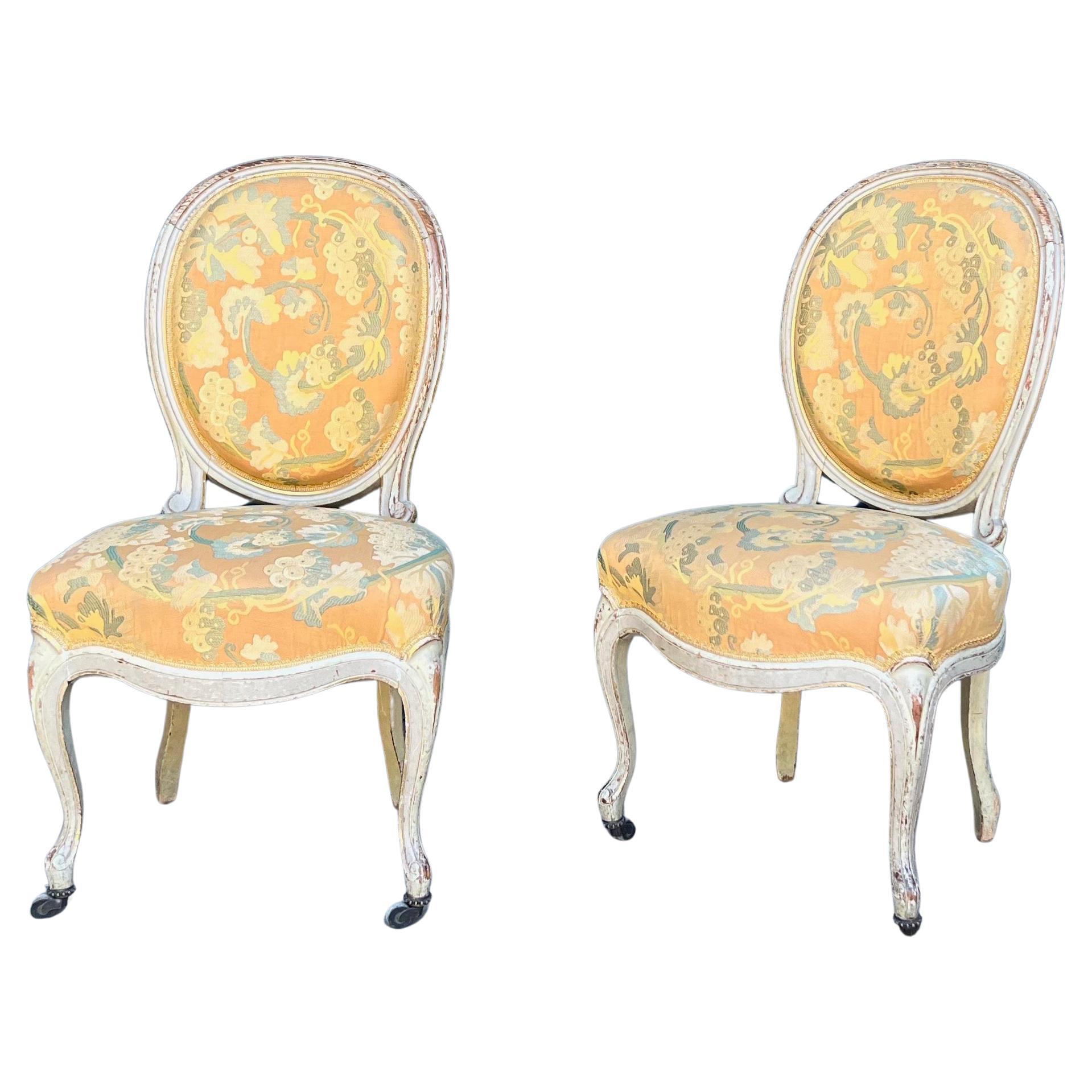 Paire de chaises d'appoint françaises de style Louis XV en tissu jaune en vente