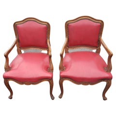 Paire de fauteuils français de style Louis XV en chêne tigré et cuir rouge tapissés