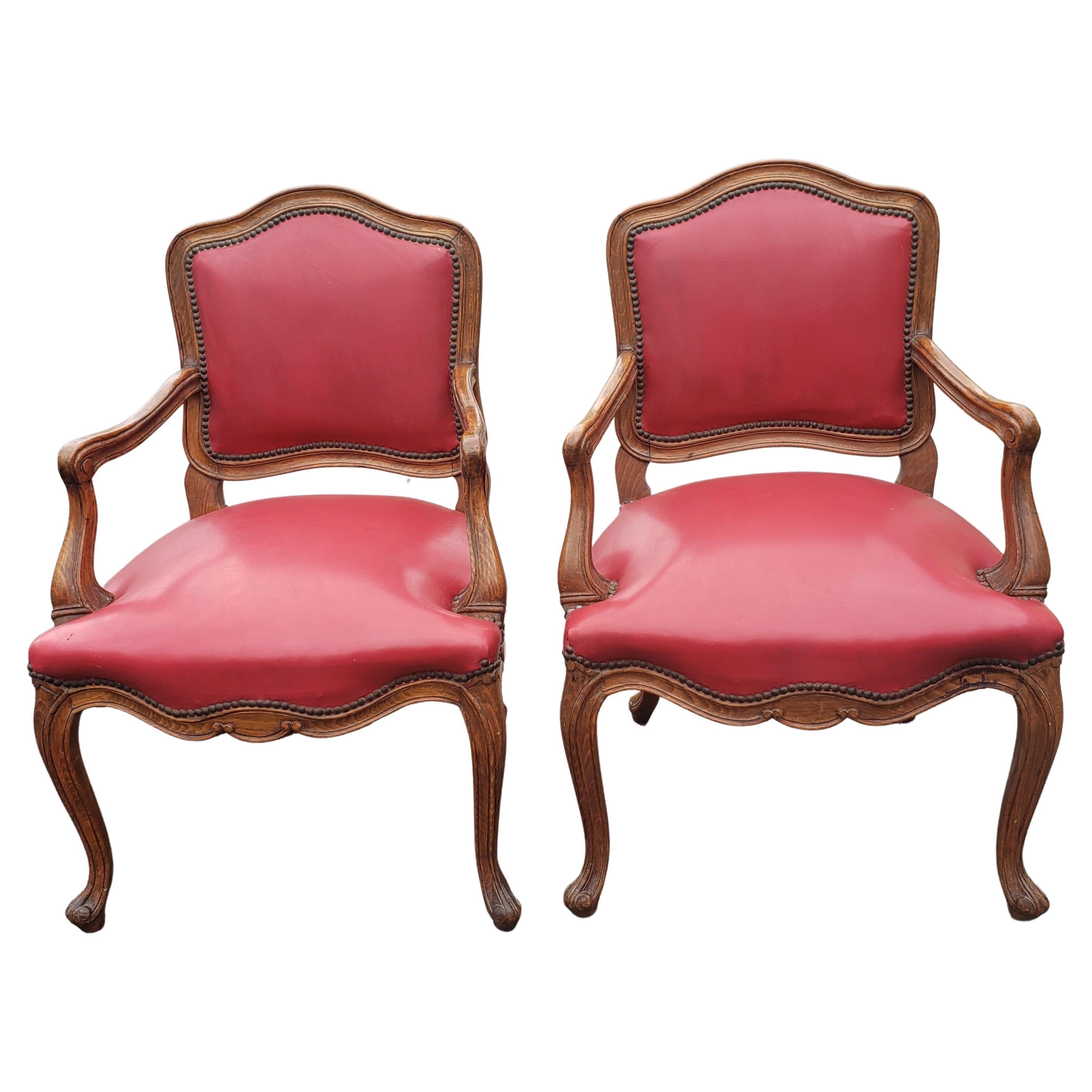 Paar französische gepolsterte Fauteuils im Louis-XV-Stil aus Tigereiche und rotem Leder