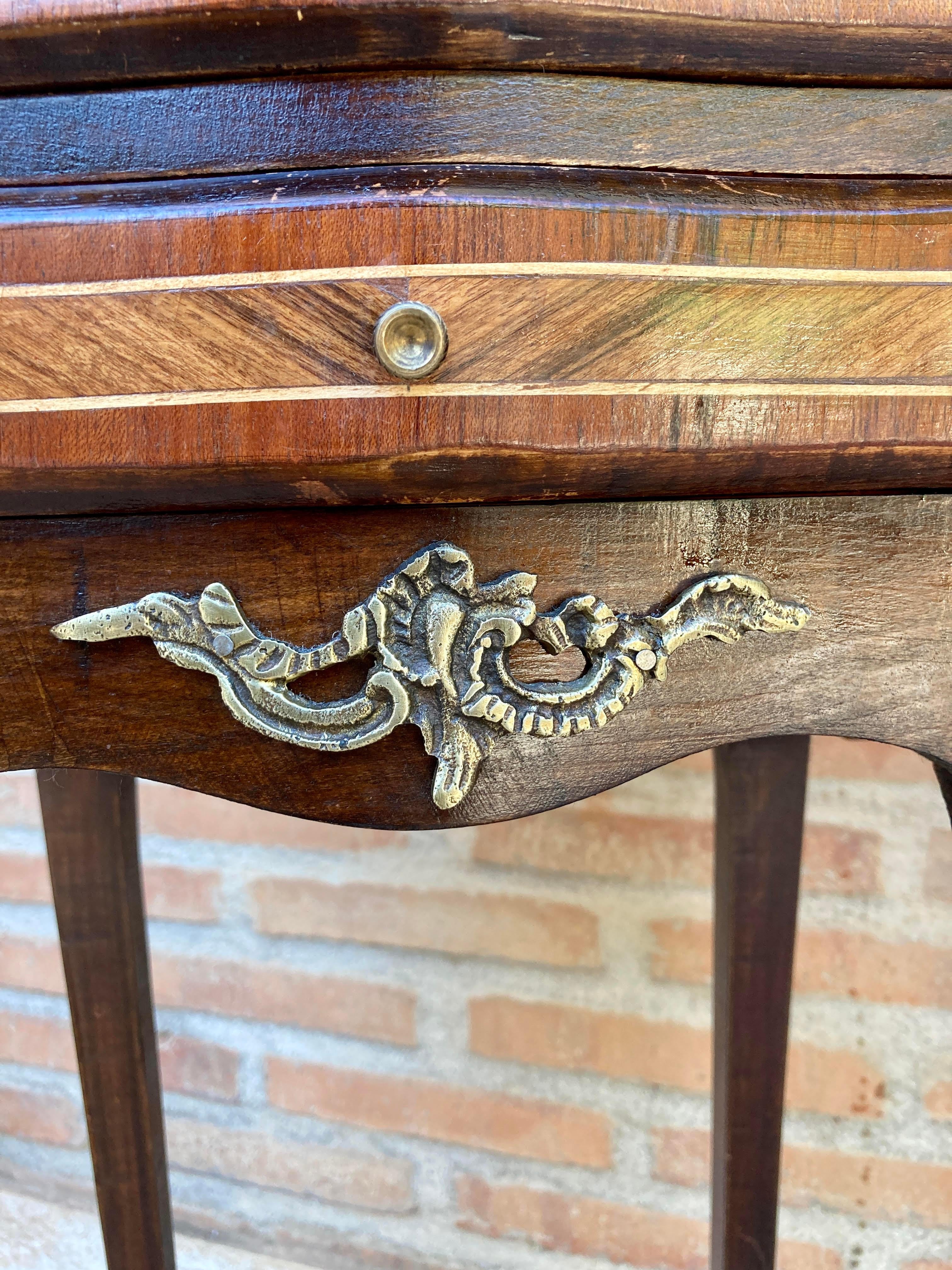 Pair of French Louis XV Style Tulipwood Veneer Bedside Tables or Nightstands For Sale 5