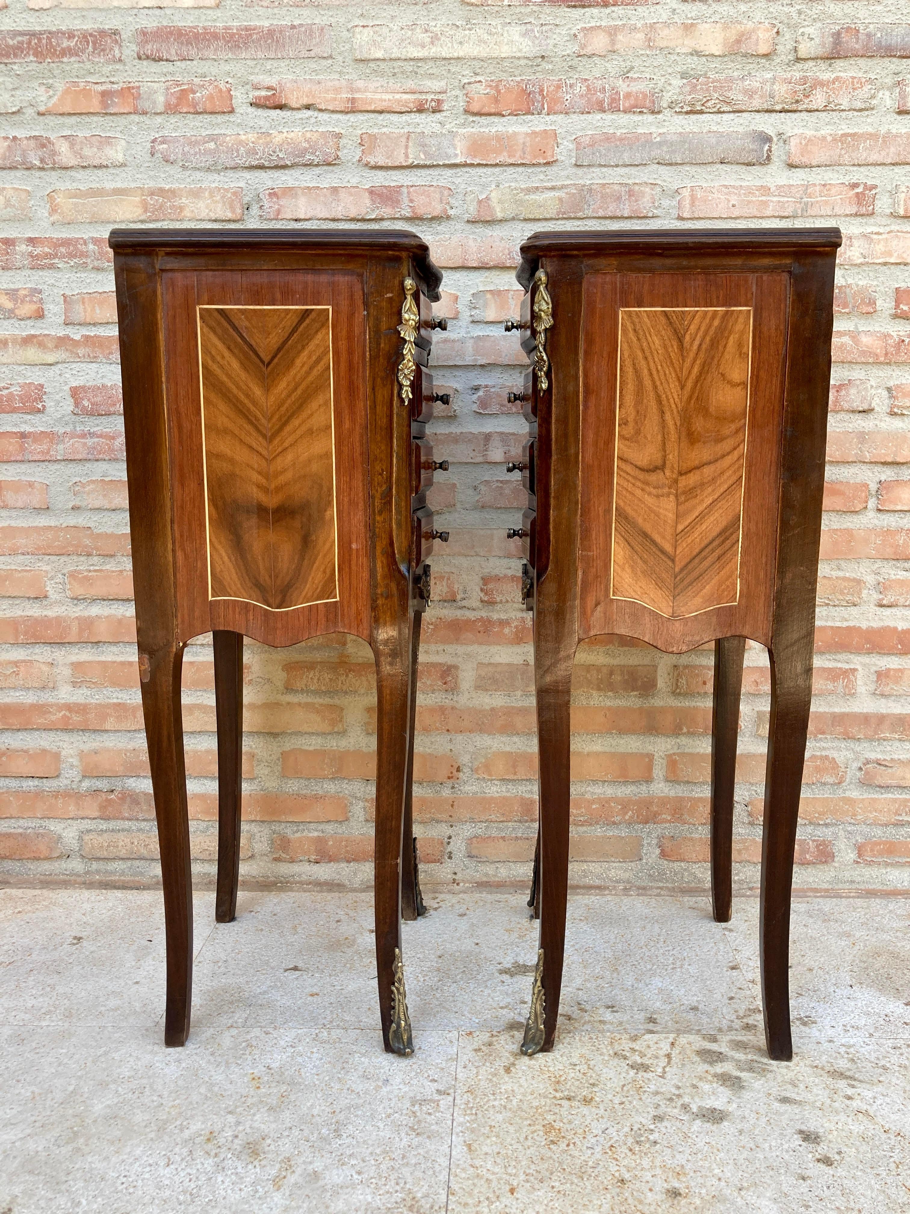 Français Paire de tables de chevet ou de tables de nuit de style Louis XV en placage de bois de tulipier en vente