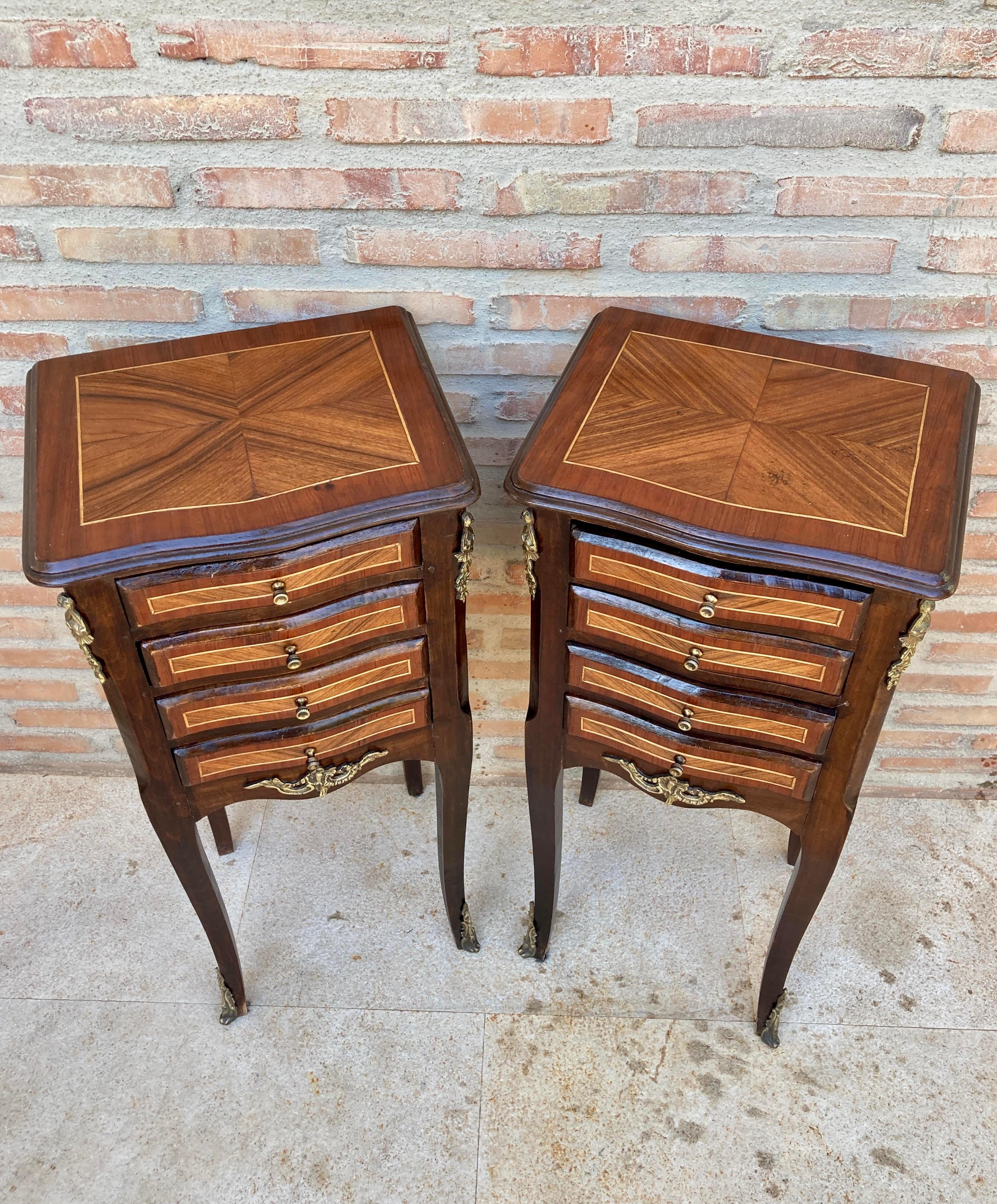 Pair of French Louis XV Style Tulipwood Veneer Bedside Tables or Nightstands In Good Condition For Sale In Miami, FL