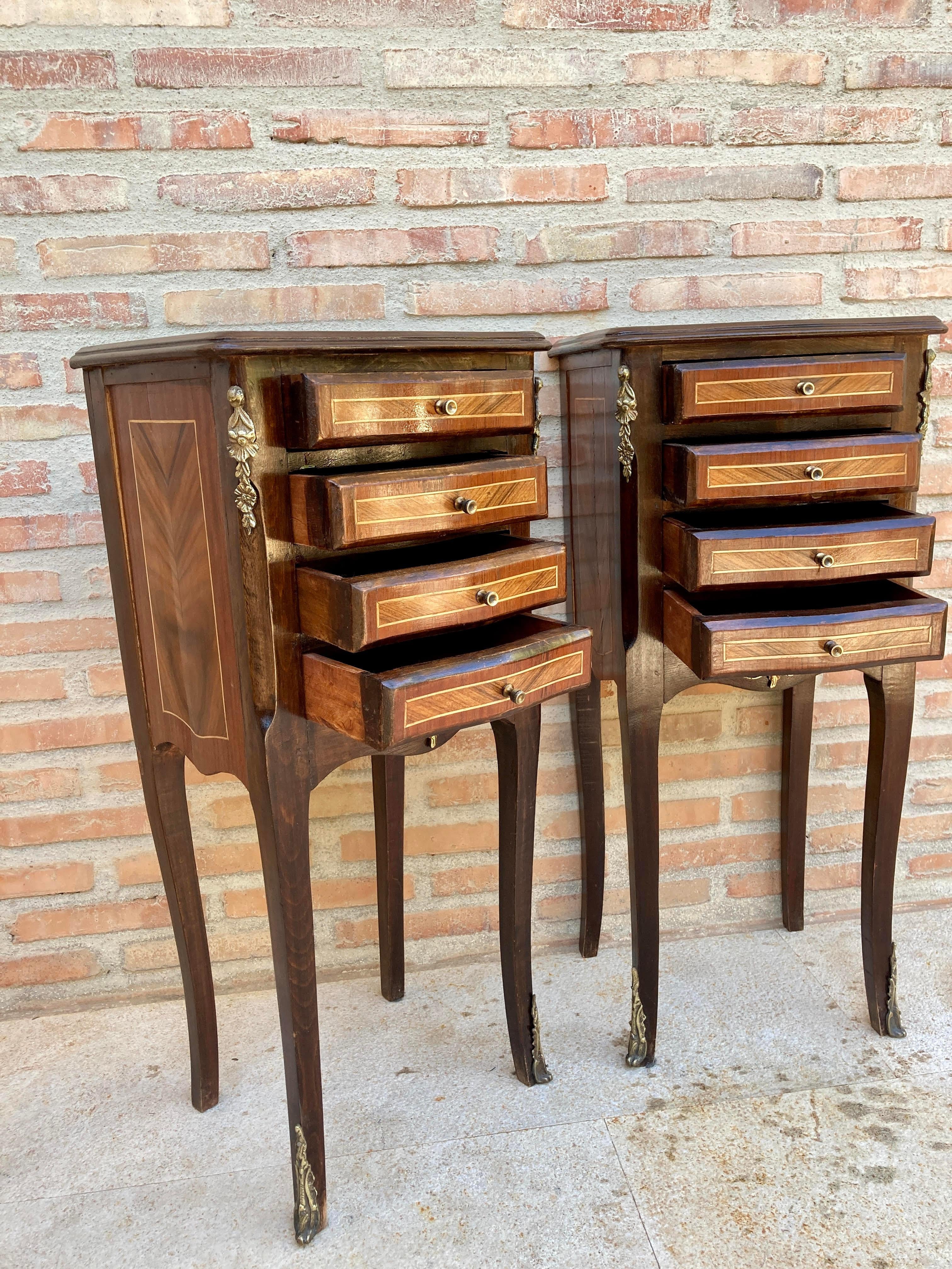 20th Century Pair of French Louis XV Style Tulipwood Veneer Bedside Tables or Nightstands For Sale