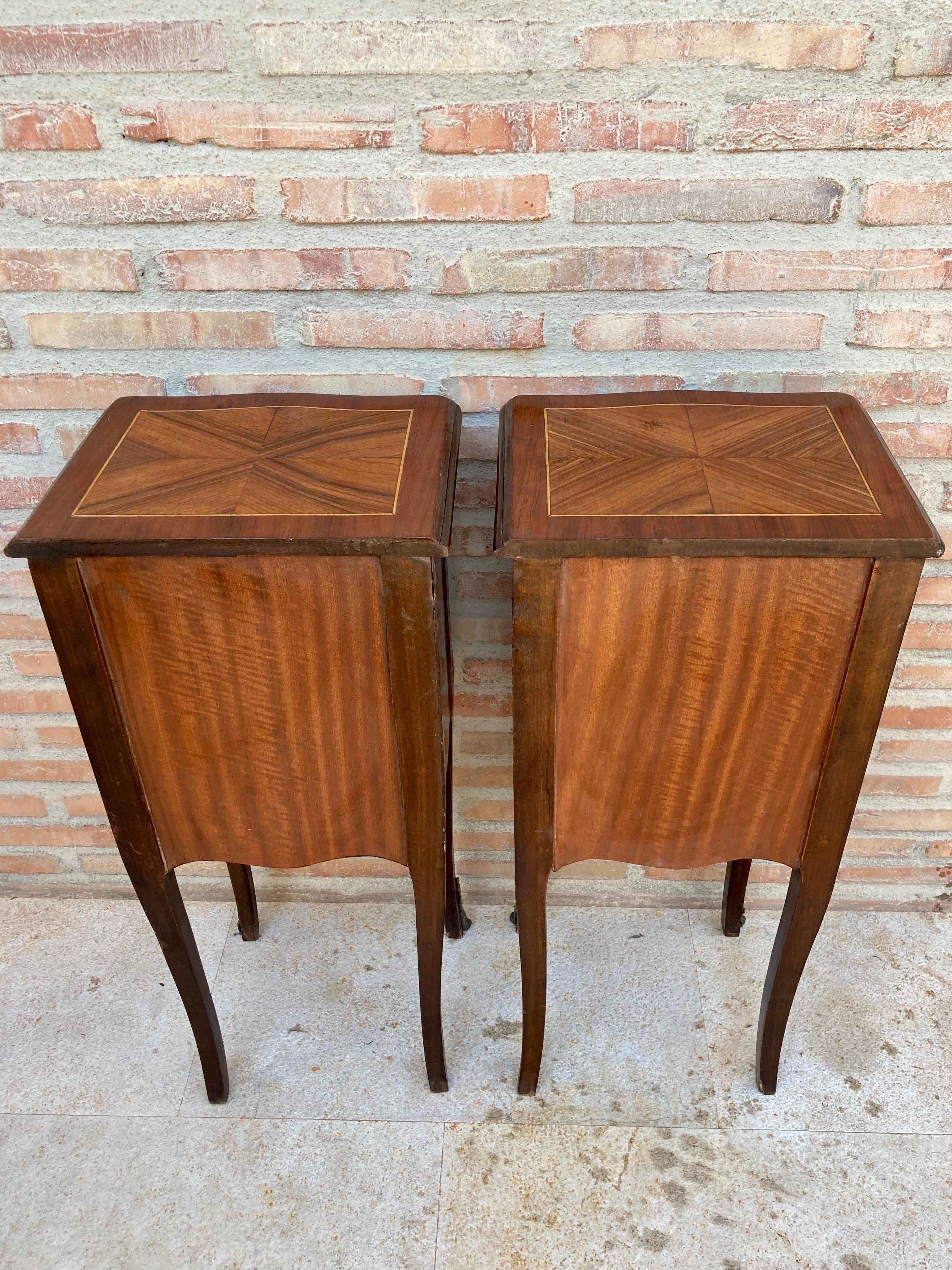 Pair of French Louis XV Style Tulipwood Veneer Bedside Tables or Nightstands For Sale 1