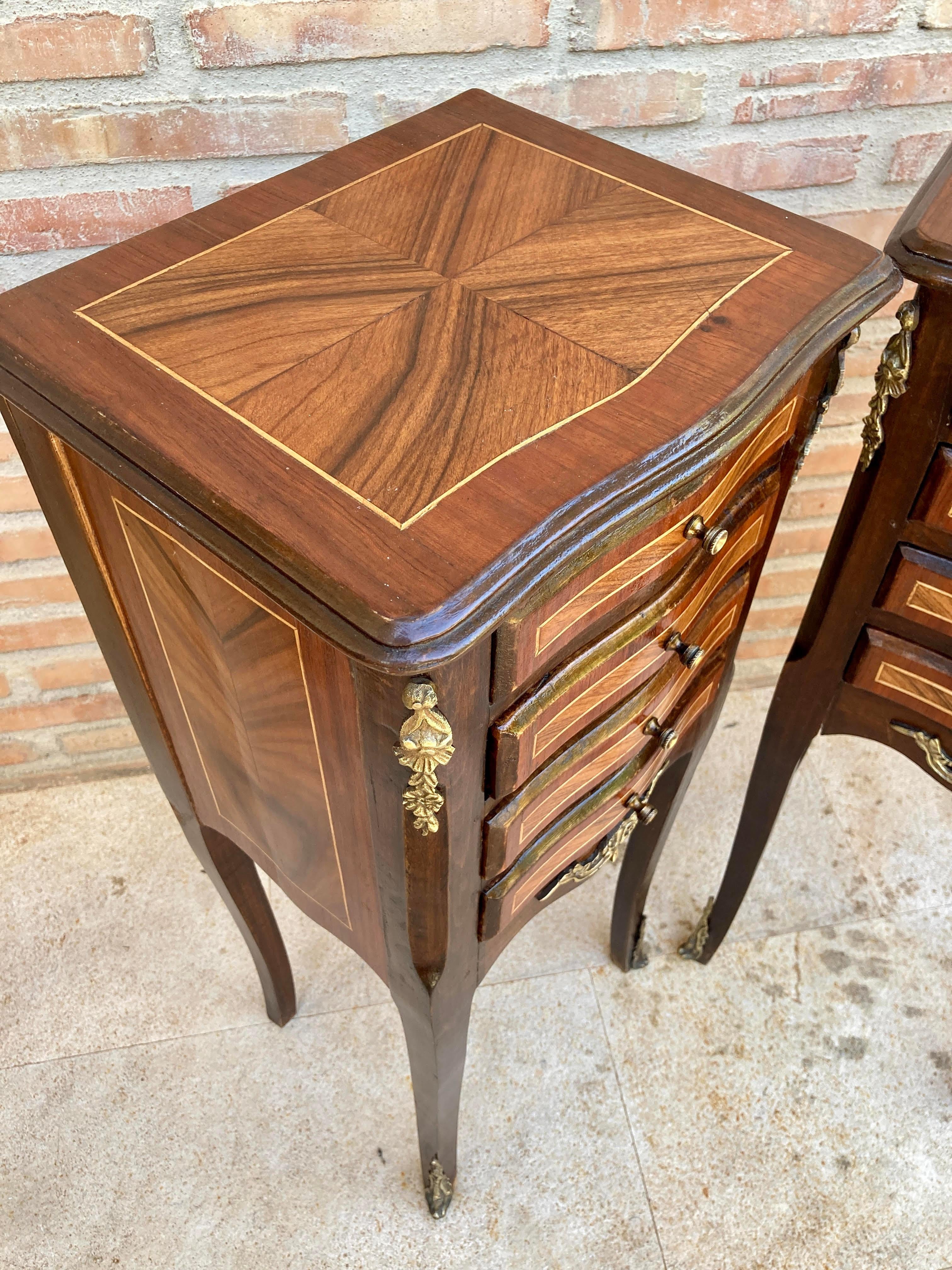 Pair of French Louis XV Style Tulipwood Veneer Bedside Tables or Nightstands For Sale 2