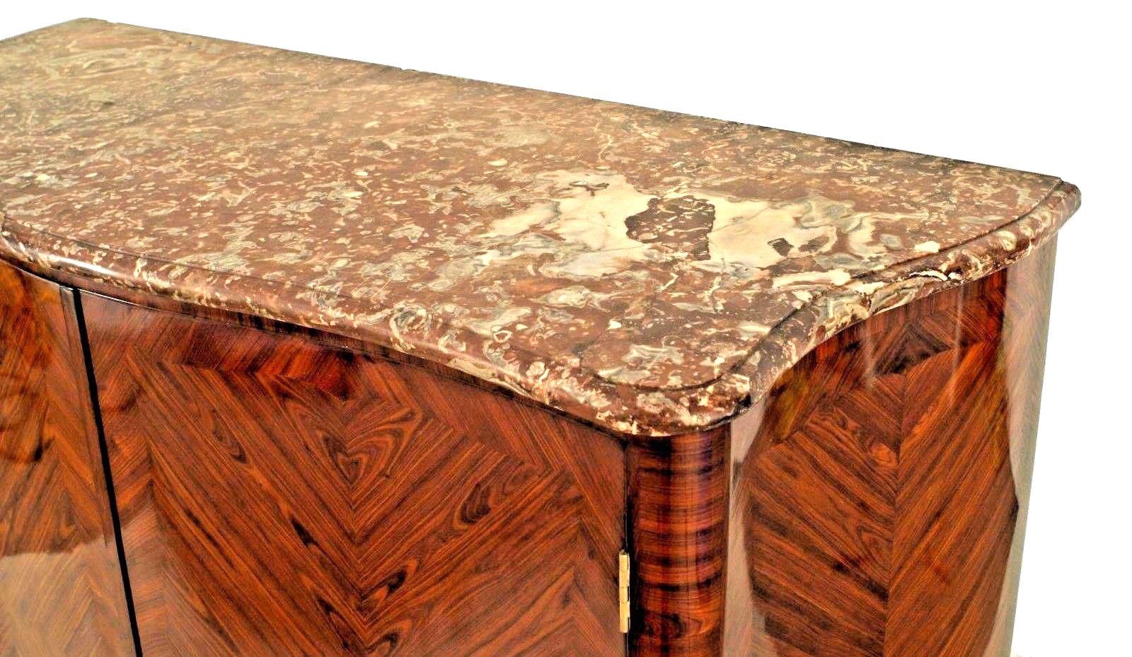 Coppia di commodes francesi in legno di Re Luigi XV In condizioni buone in vendita a Queens, NY