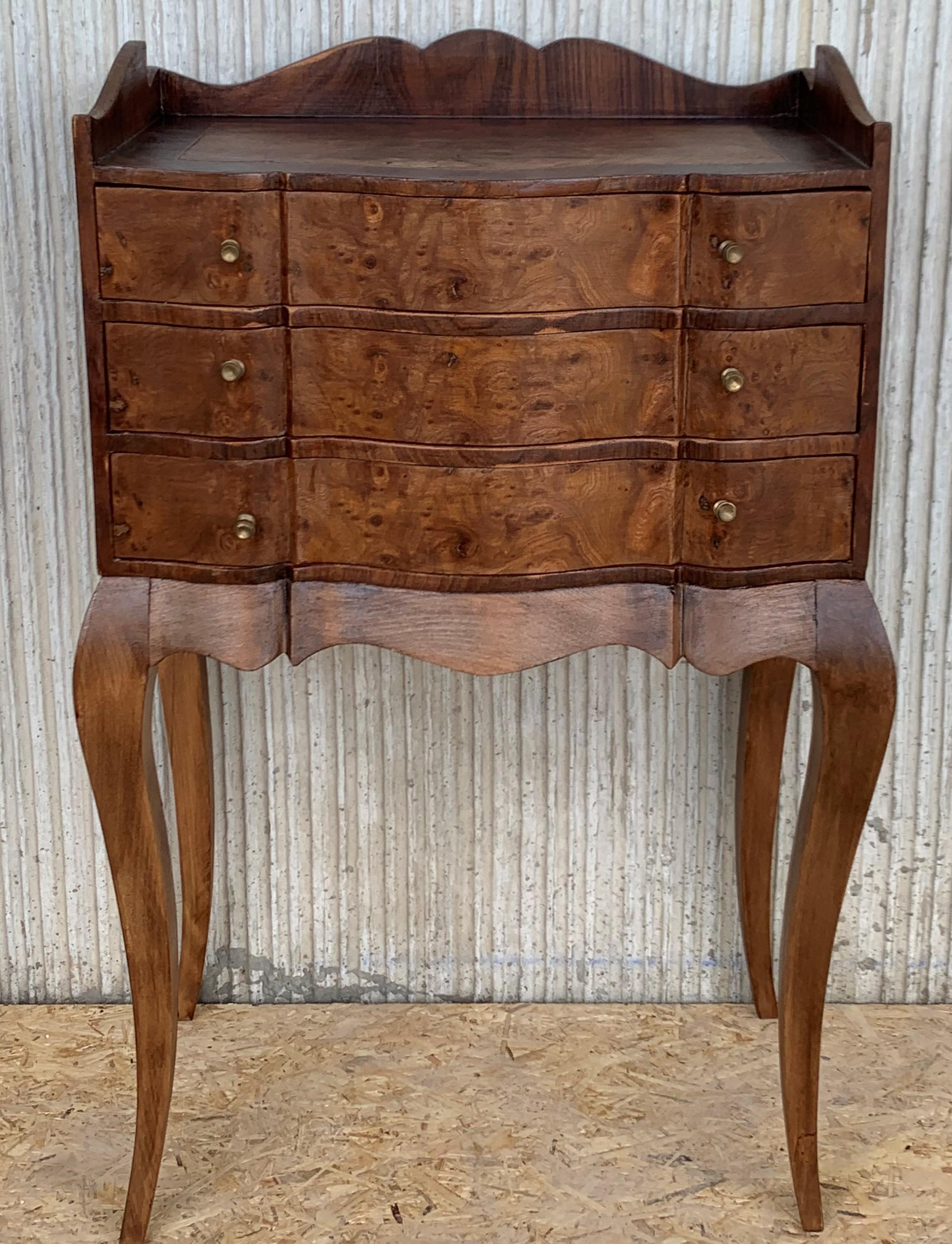 Pair of French Louis XV Style Walnut Bedside Tables with Drawers In Excellent Condition In Miami, FL