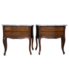 Paire de tables de chevet françaises de style Louis XV en noyer avec tiroirs