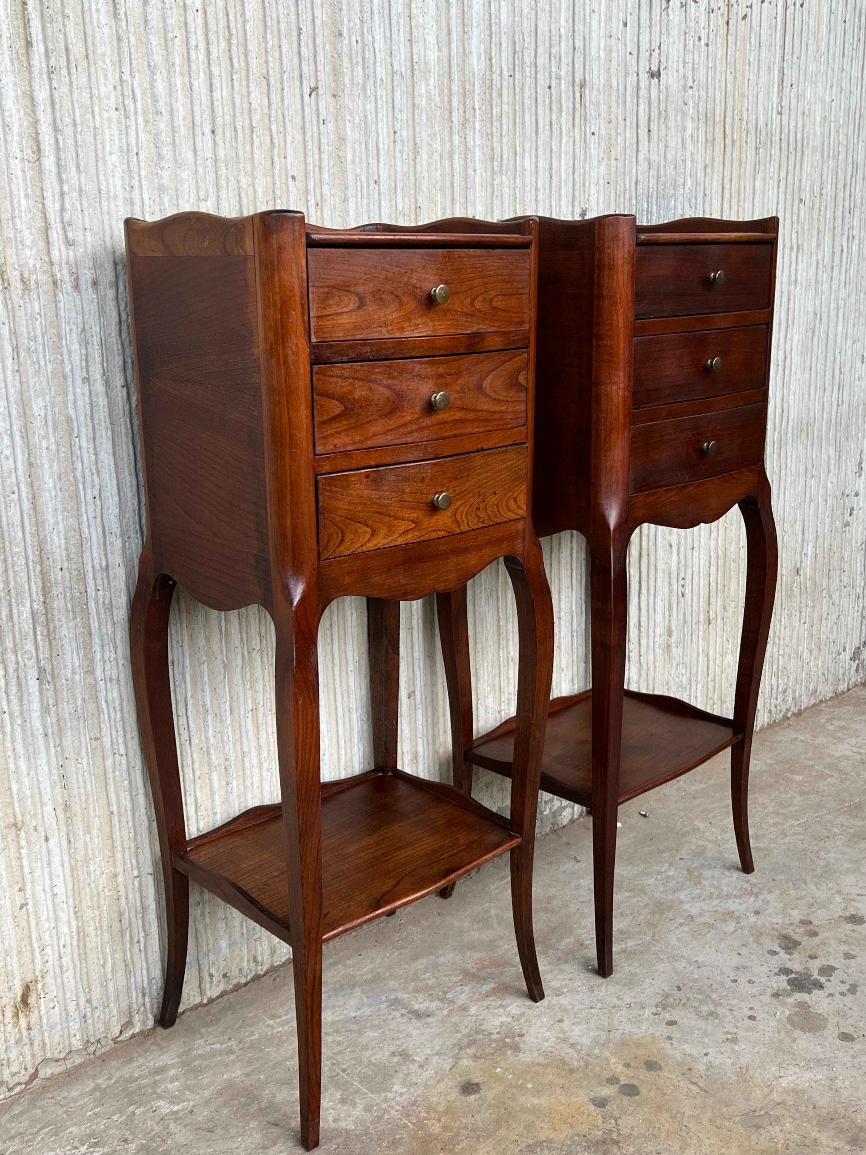 Pair of French Louis XV Style Walnut Bedside Tables with Three Drawers and Shelv In Good Condition In Miami, FL
