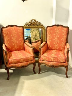 Pareja de sillas Bergère francesas de nogal estilo Luis XV, Siglo XIX