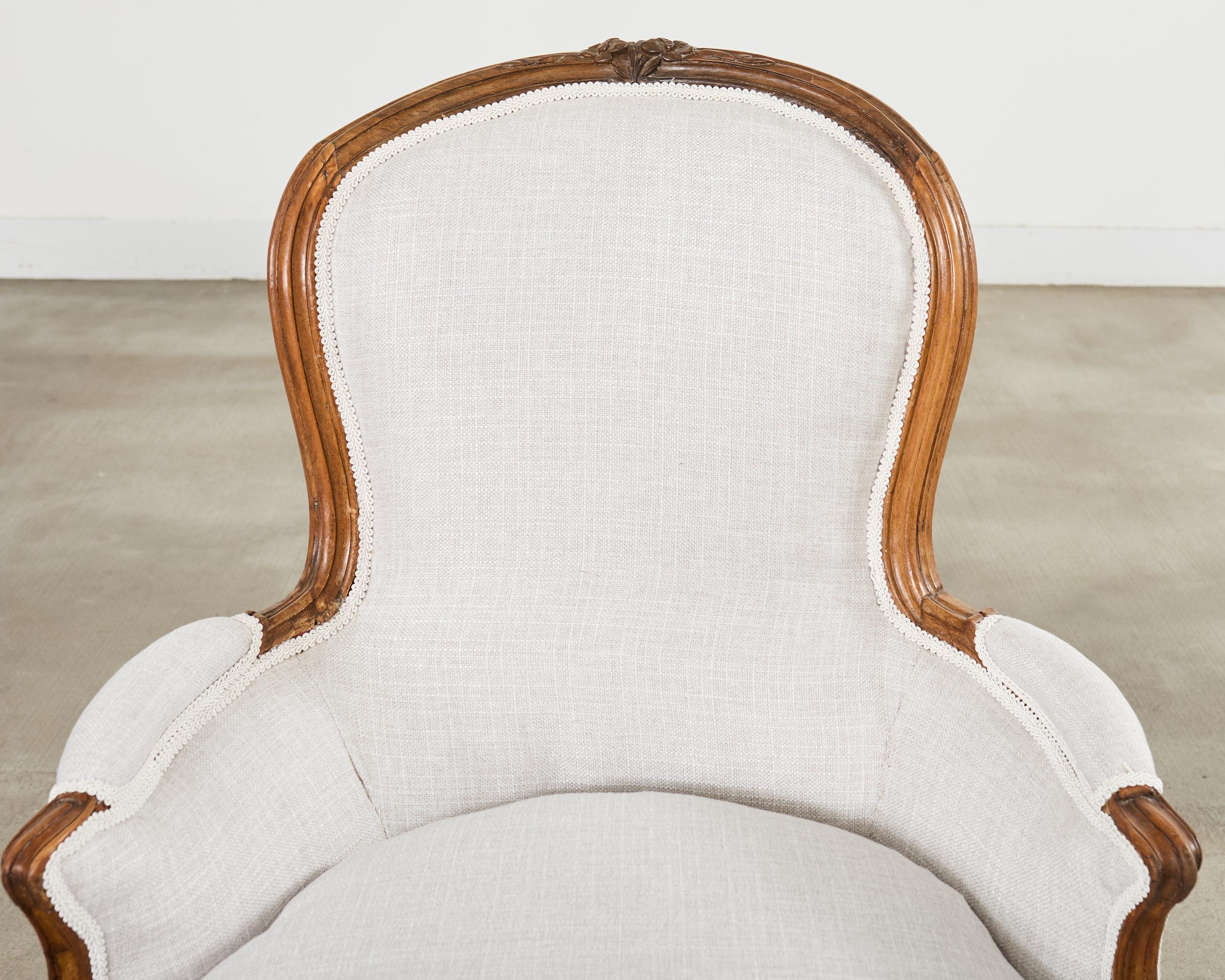 Paar französische Nussbaumbänke im Louis XV-Stil mit Leinen im Angebot 2