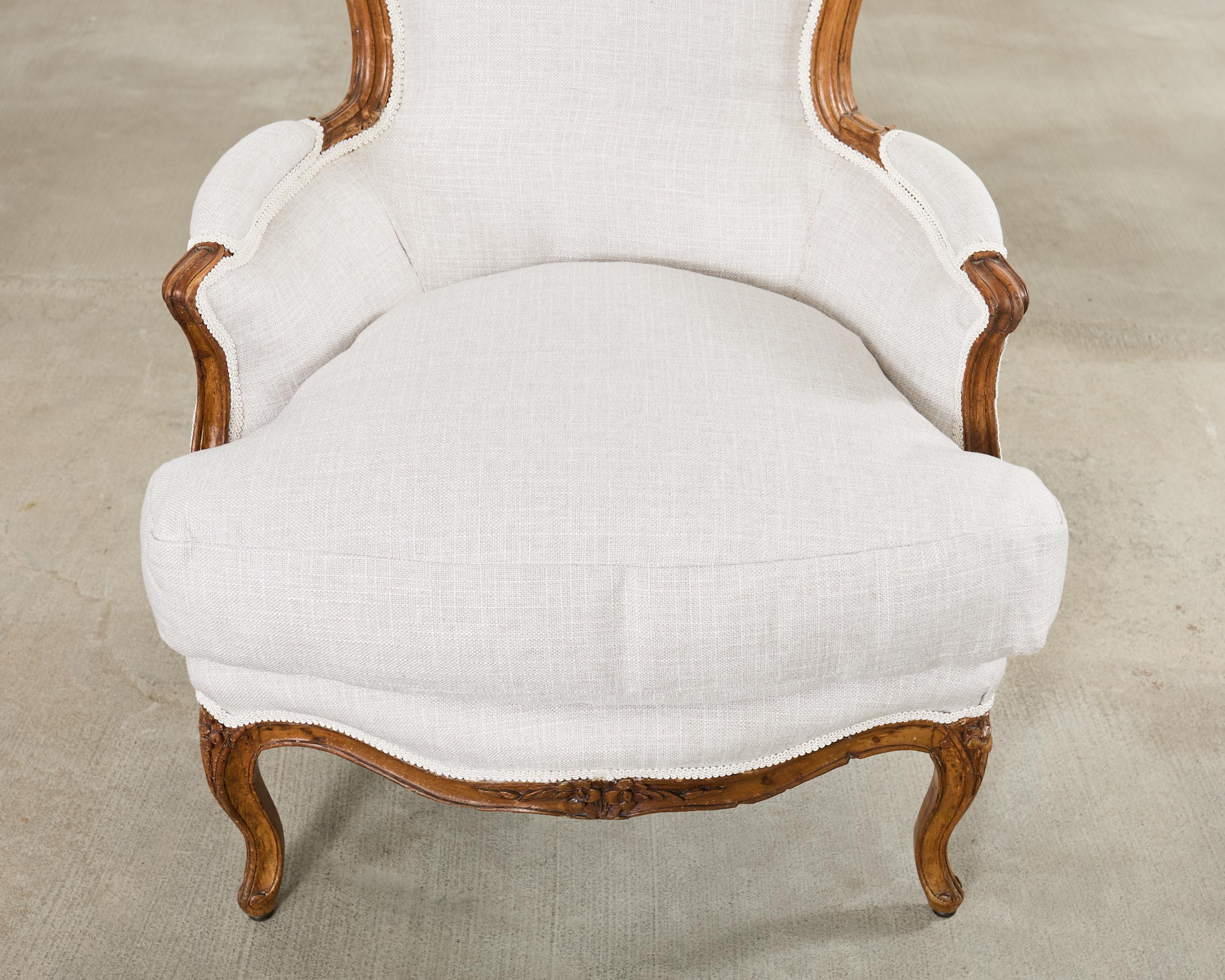 Paar französische Nussbaumbänke im Louis XV-Stil mit Leinen im Angebot 3